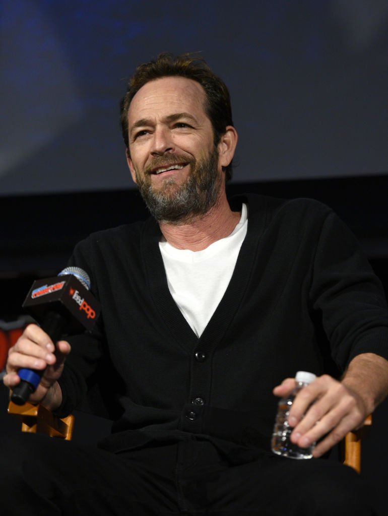 Luke Perry parle sur la scène au Riverdale Sneak Peek et questions-réponses lors du New York Comic Con au Hulu Theatre. | Source: Getty Images