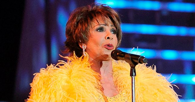 Dame Shirley Bassey performs at Fashion Cares Gala on November 1, 2008 in Toronto, Canada. | Photo: Getty Images