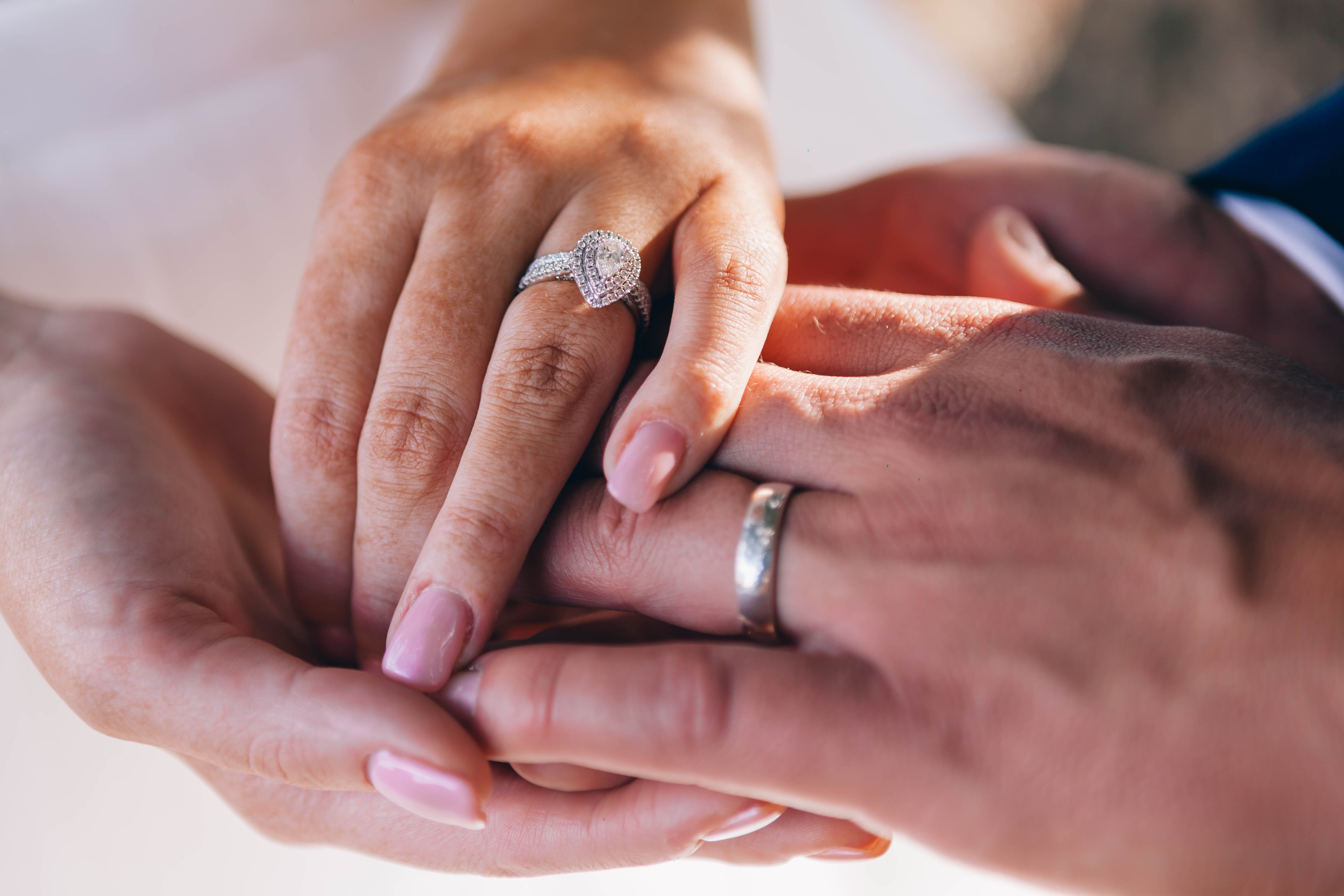 Couple showing their rings | Source: Pexels
