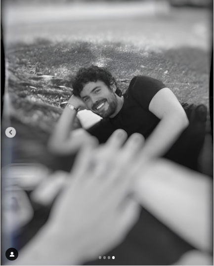 A photo of Stella Banderas showing off her new engagement ring and her fiancé, Alex Gruszynski captured in the background posted on August 20, 2024 | Source: Instagram/antoniobanderas