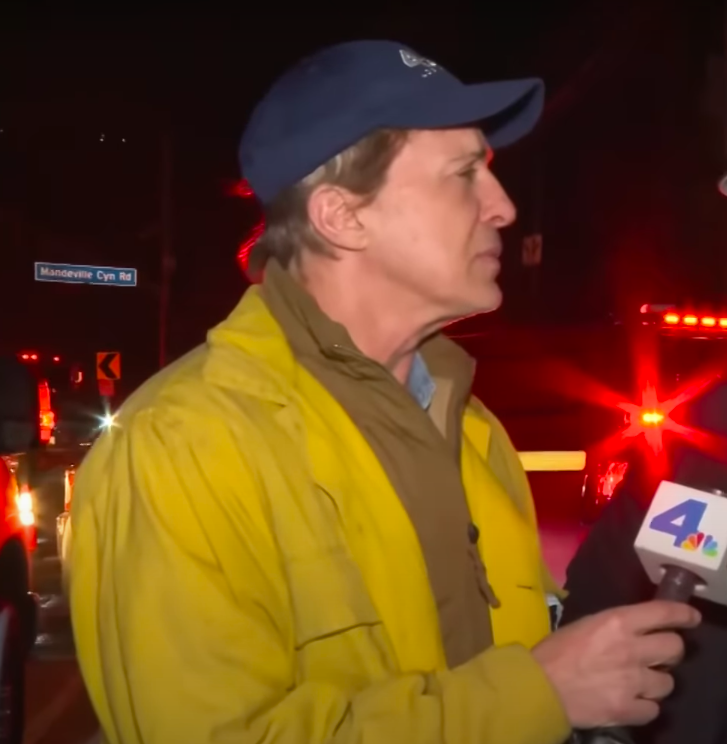 Robert Kovacik listening to Dennis Quaid. | Source: YouTube/NBC News