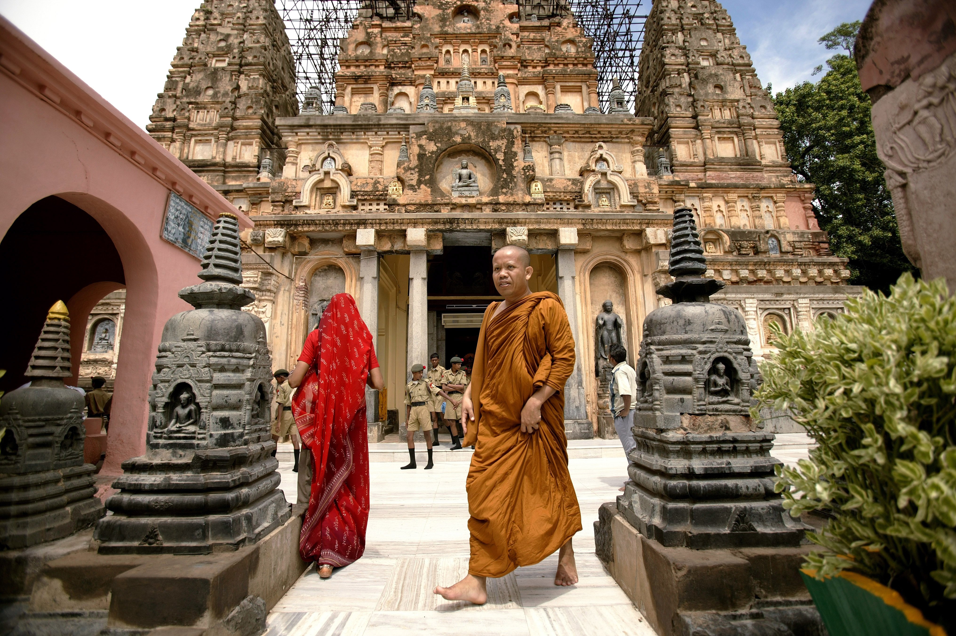 Monje budista frente al templo Mahabodhi en Bodhgaya, India || Fuente: Getty Images Monje budista frente al templo Mahabodhi en Bodhgaya, India || Fuente: Getty Images