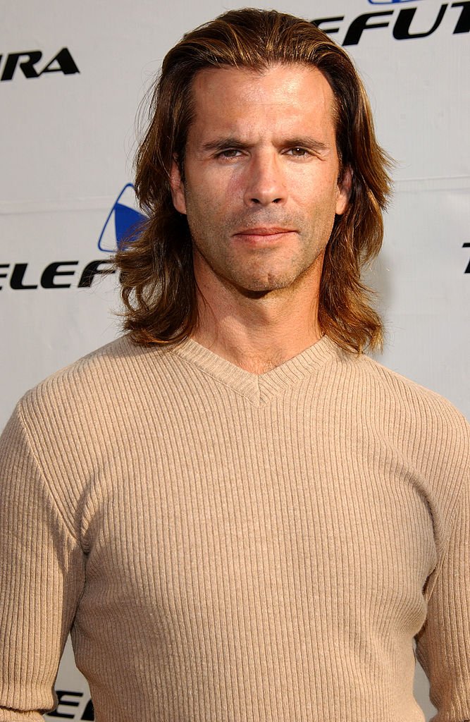L'acteur Lorenzo Lamas arrive au lancement du nouveau réseau de diffusion en langue espagnole Telefutura le 14 janvier 2002 à Los Angeles. | Photo : Getty Images