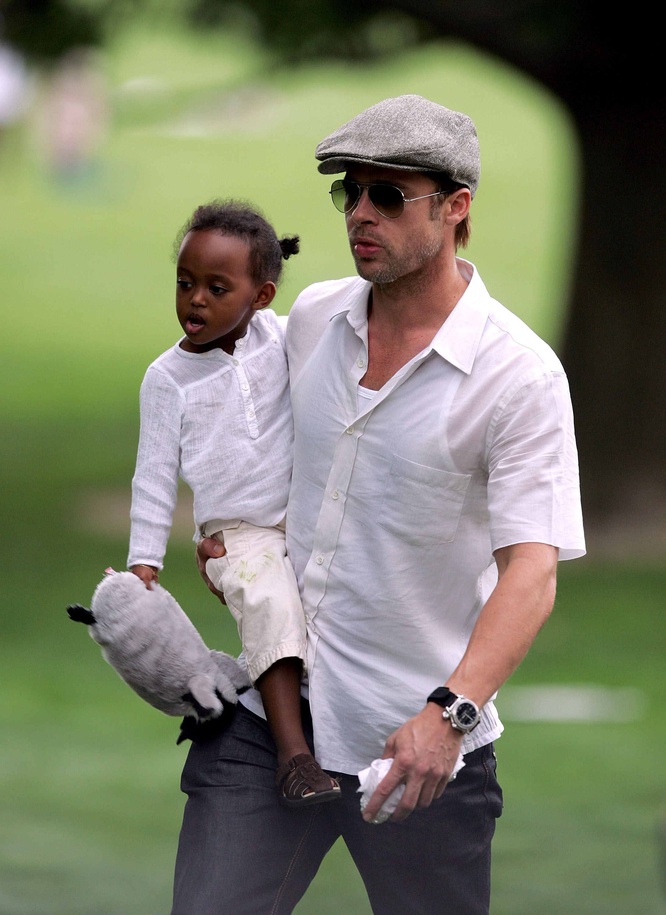 Brad Pitt carries his daughter, Zahara, in Central Park, New York City, on August 28, 2007 | Source: Getty Images