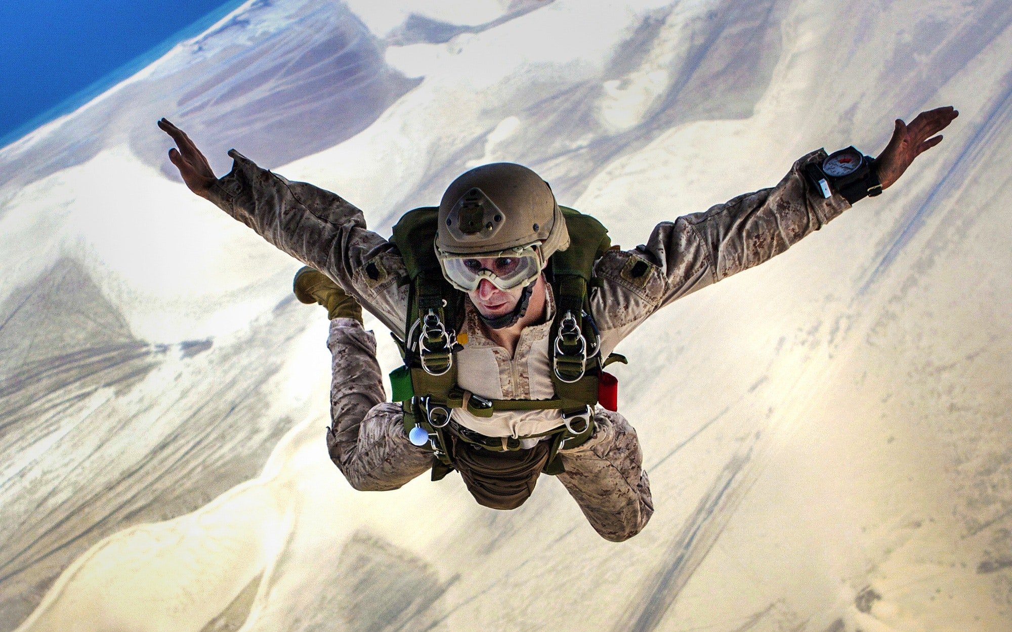 A man in camo skydiving. | Photo: Pexles/ Pixabay