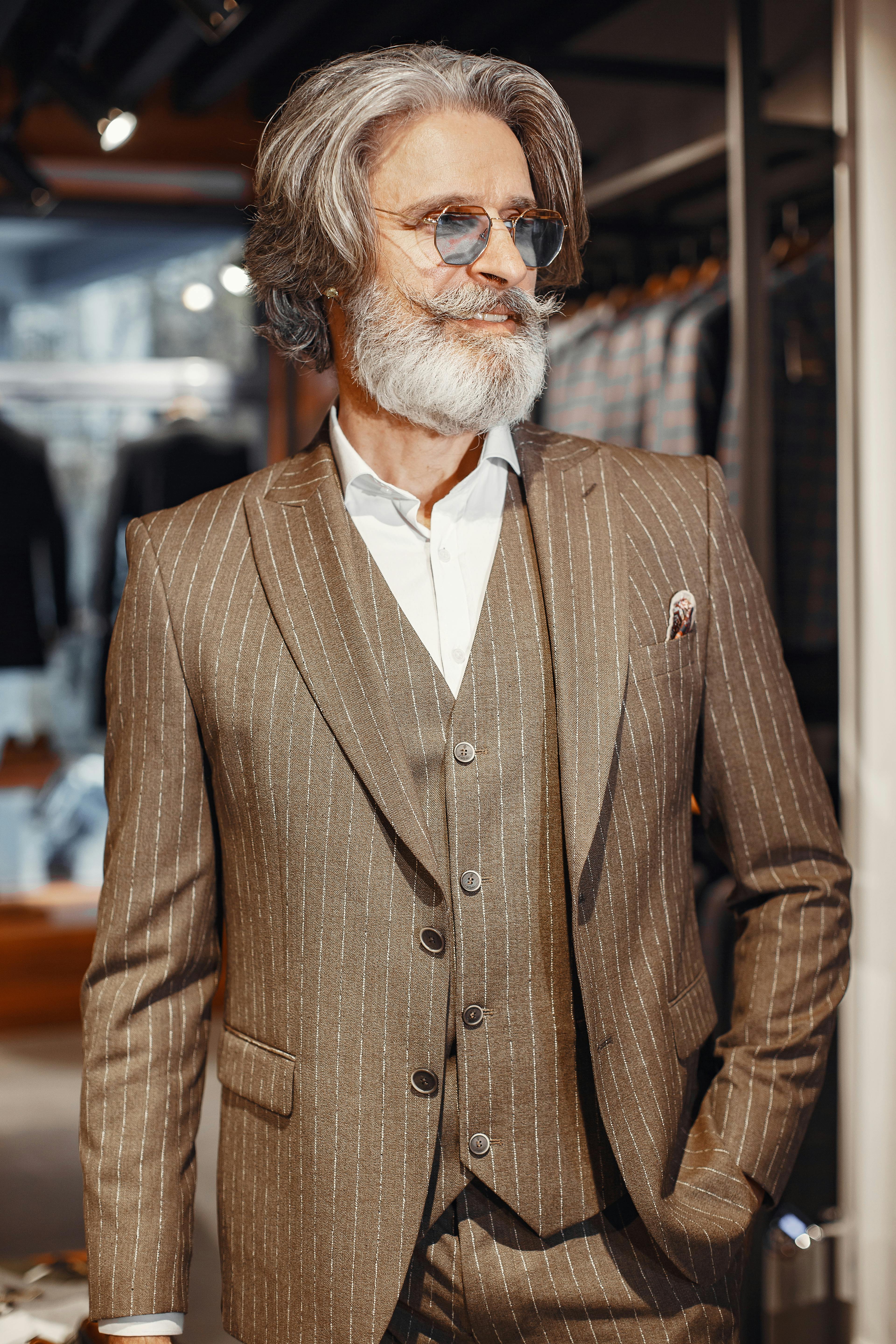A confident elderly man in a suit | Source: Pexels