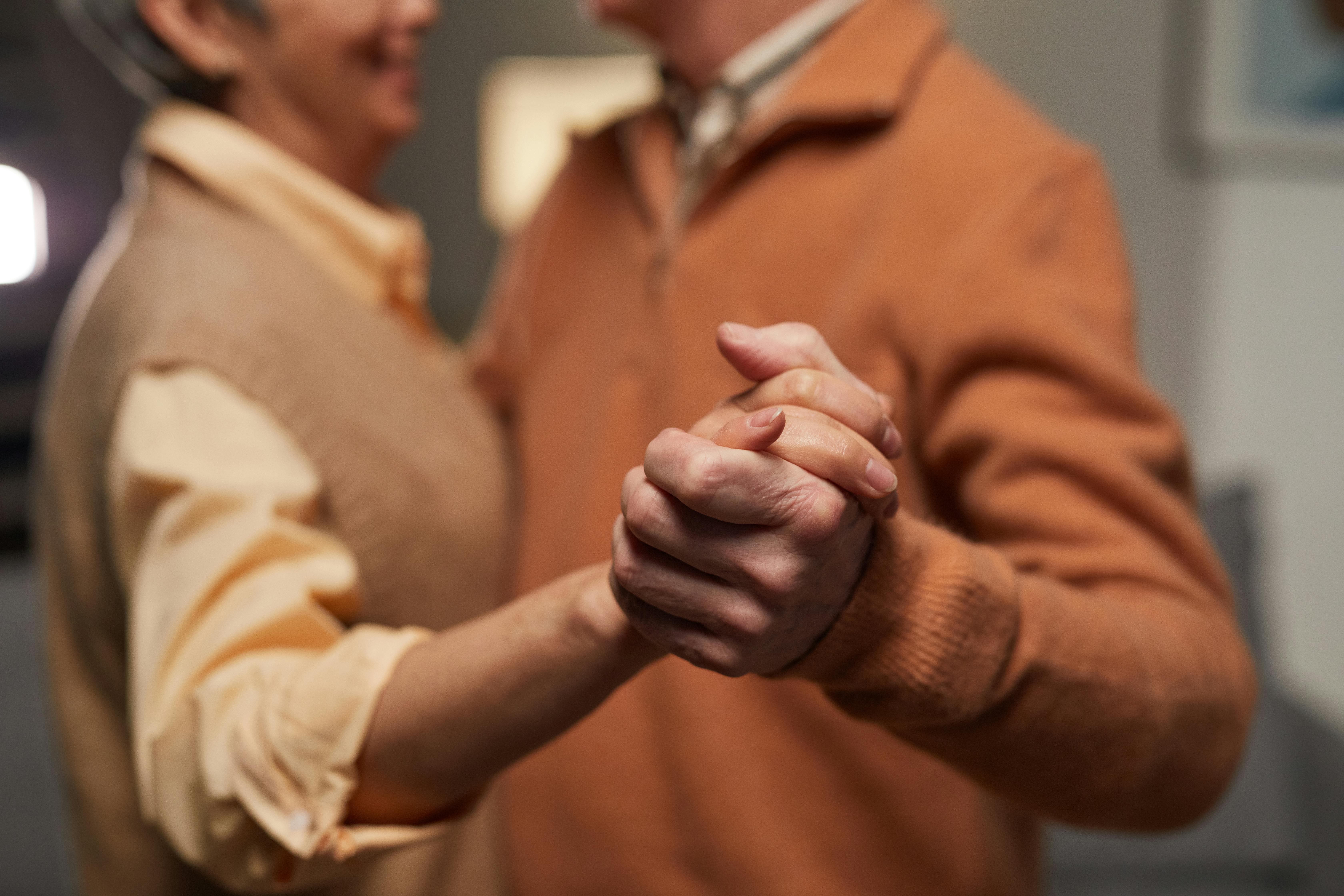 A couple holding hands | Source: Pexels