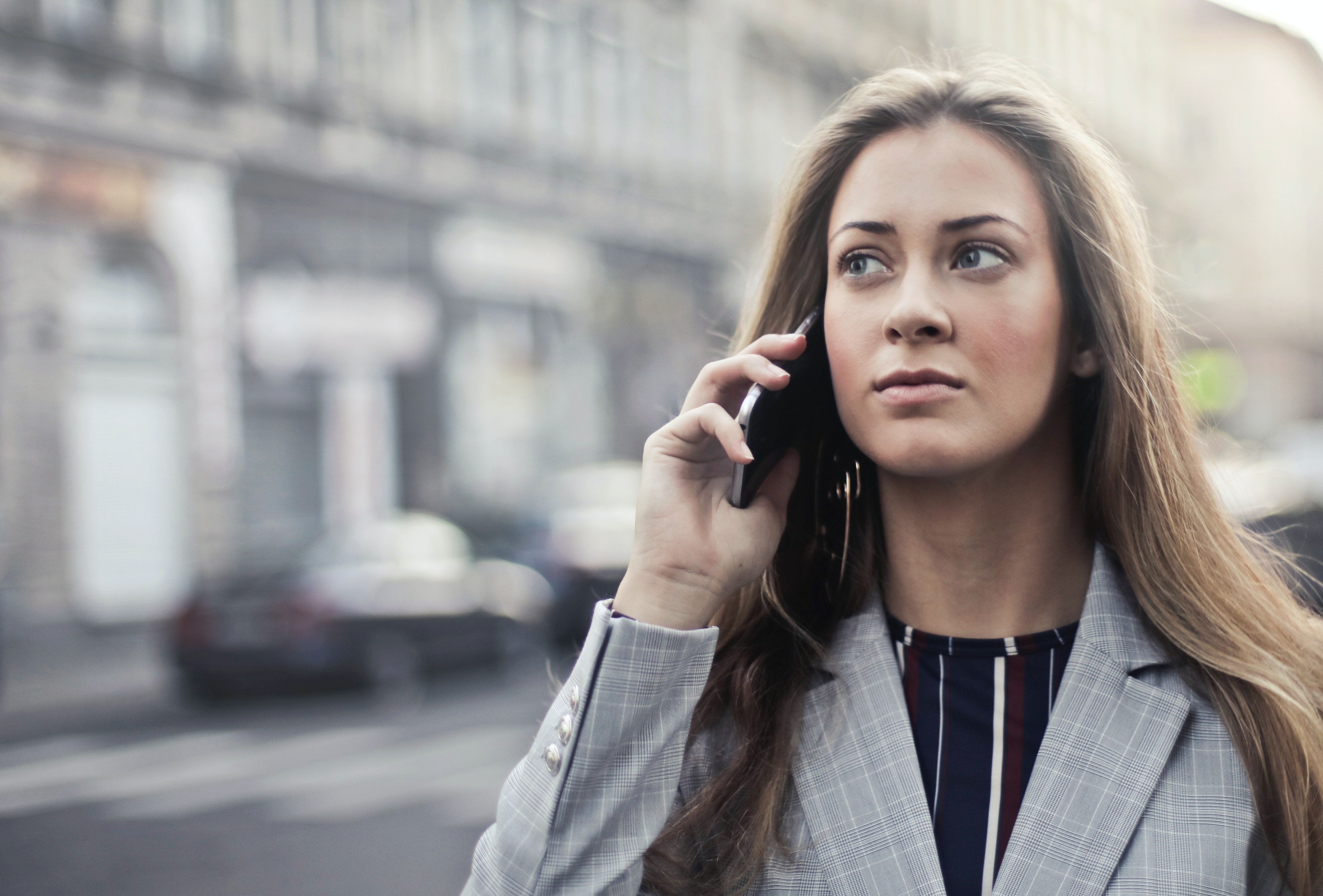 Mujer hablando por teléfono. | Foto: Pexels