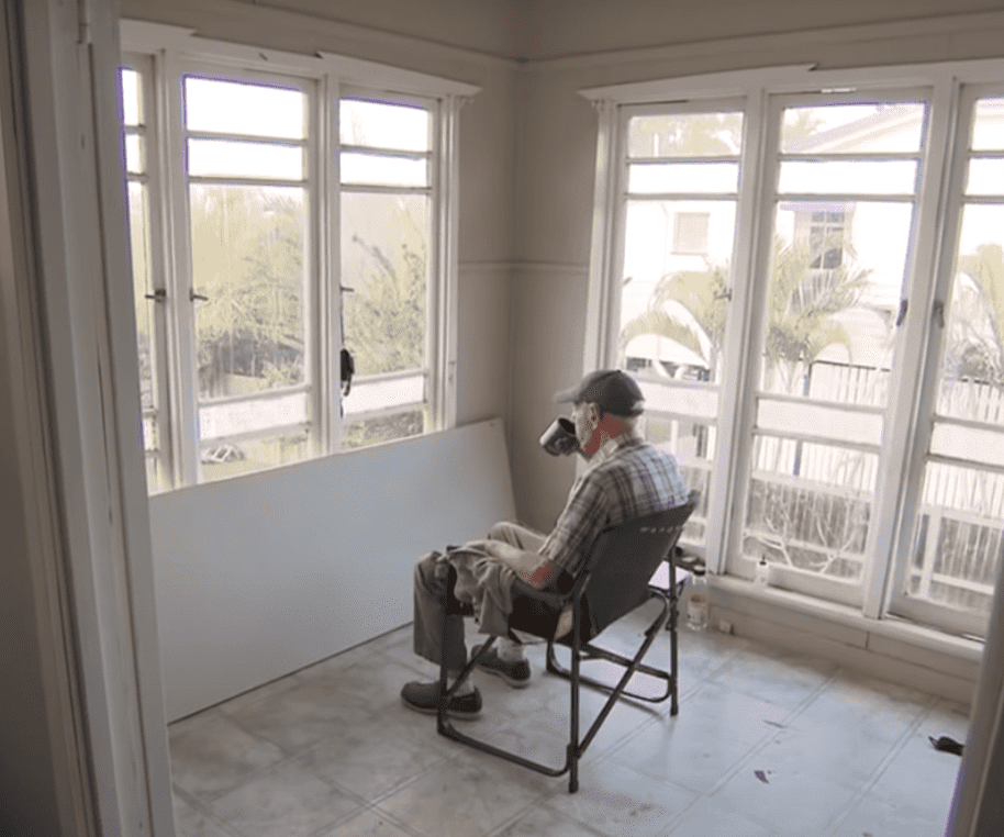 Gordon Layton sentado ante la ventana de su hogar. | Foto: YouTube/A Current Affair