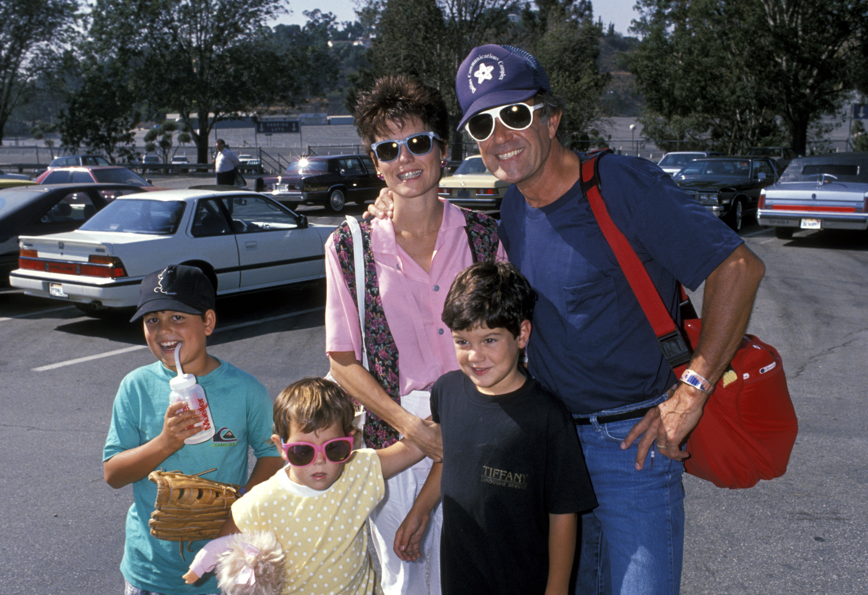 Lucie Arnaz, Laurence Luckinbill, and their children at a Hollywood All Star Charity Baseball Game at Dodgers Stadium in 1989 | Source: Getty Images