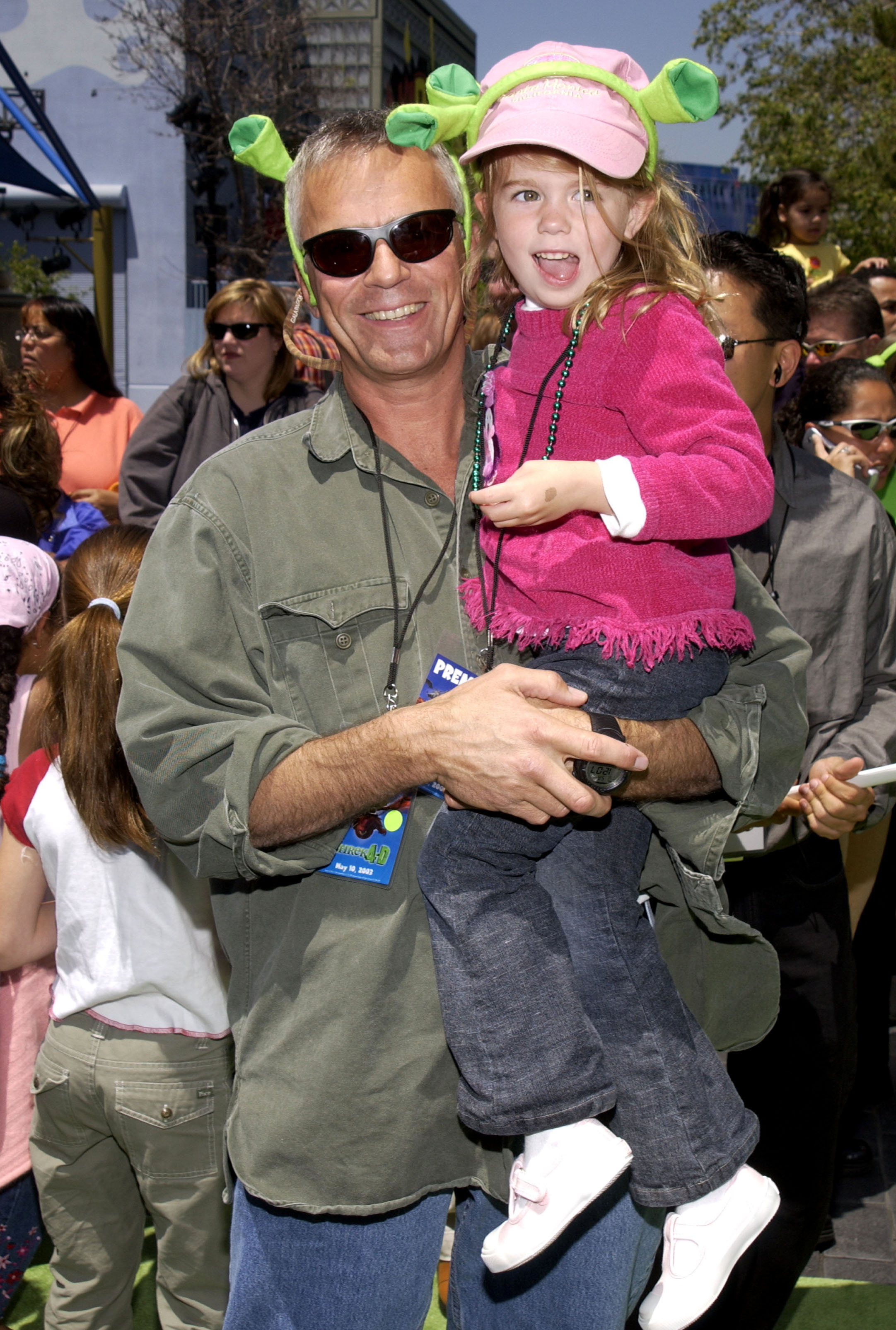 Richard Dean Anderson and his daughter during the premiere of "Shrek 4-D" in Universal City, California, on May 10, 2003 | Source: Getty Images