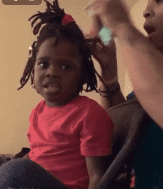 Four-year-old Ariyonna who tells her hairstylist she's ugly. | Photo: Instagram/lilwavedaddy 