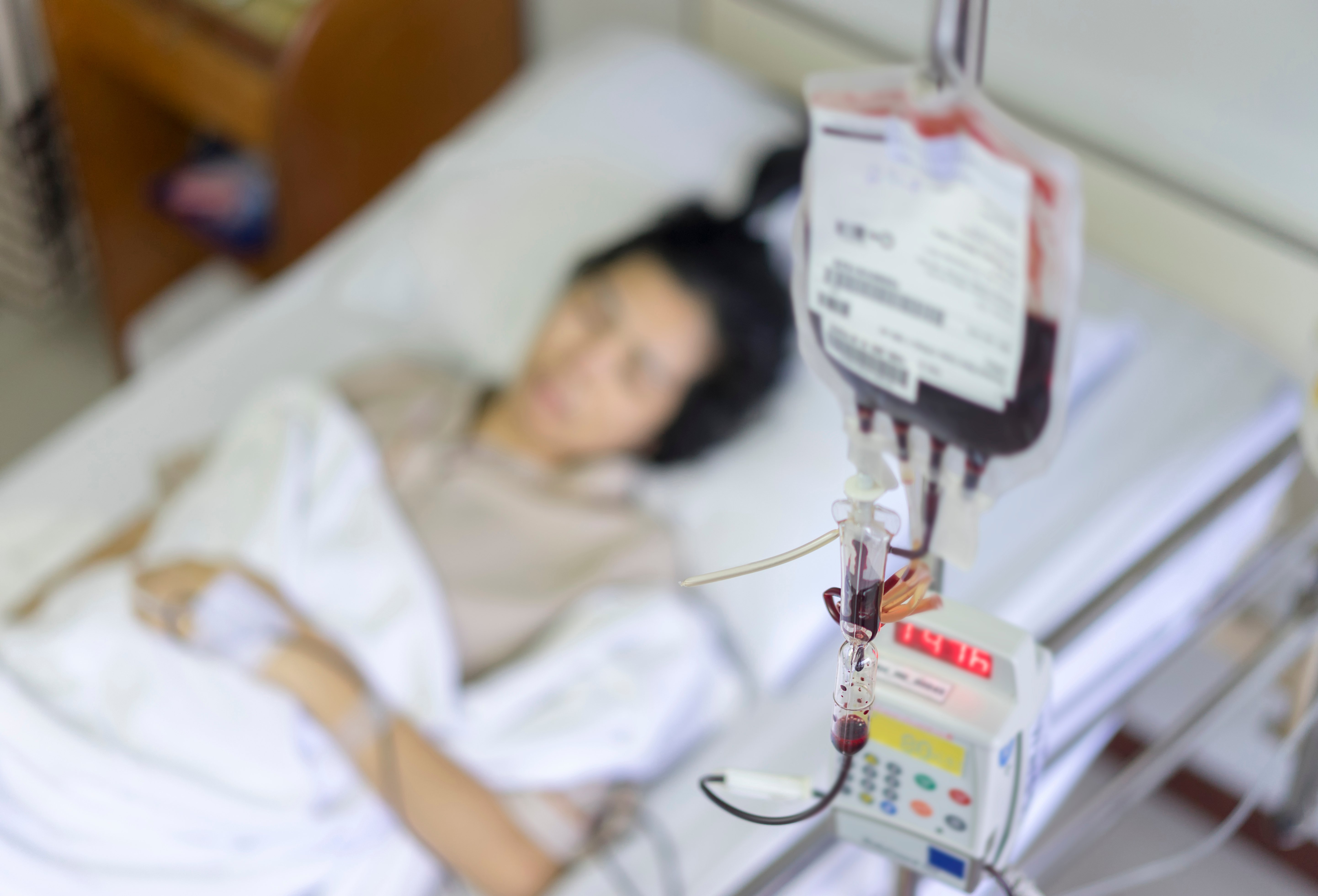 Mujer recibiendo transfusión de sangre. | Foto: Shutterstock