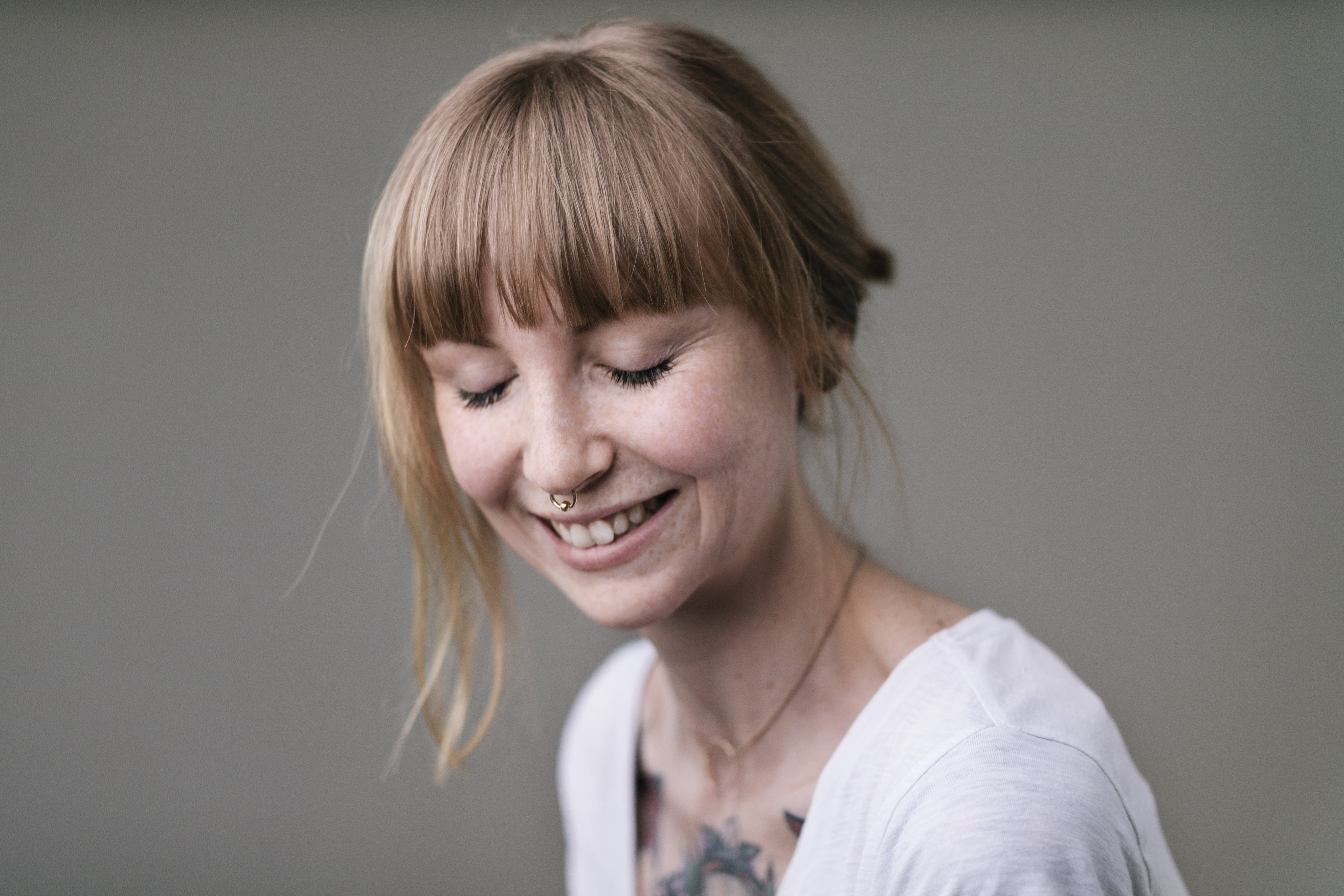 Close-up smiling modern woman | source: Getty Images