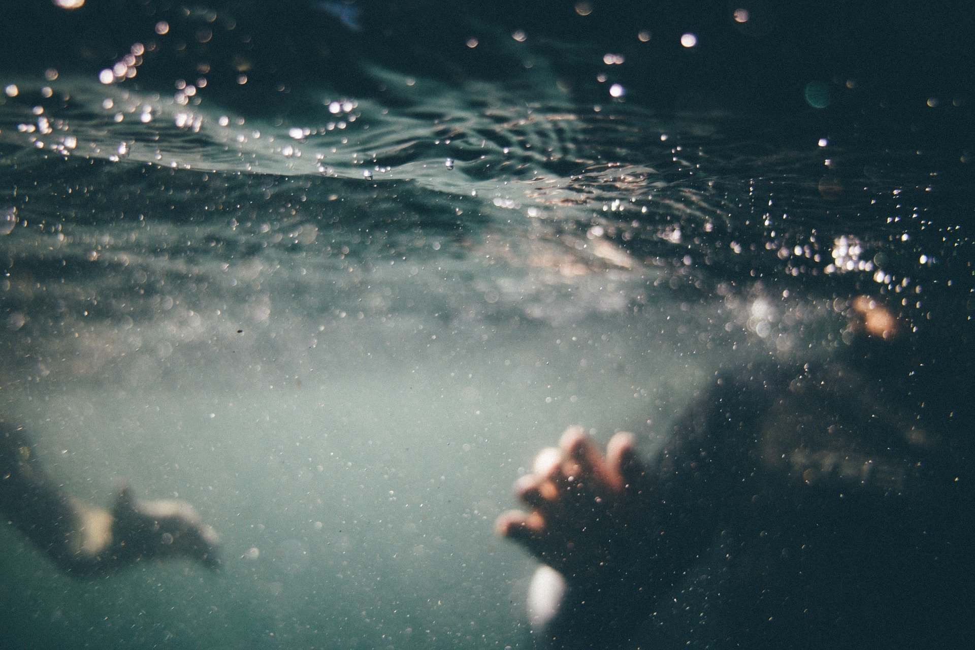 Hands underwater | Source: Pixabay 