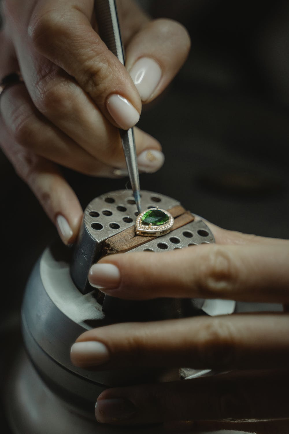 Test results revealed that the ring was a giant, 25-carat cushion-shaped white diamond from the 18th century | Source: Pexels