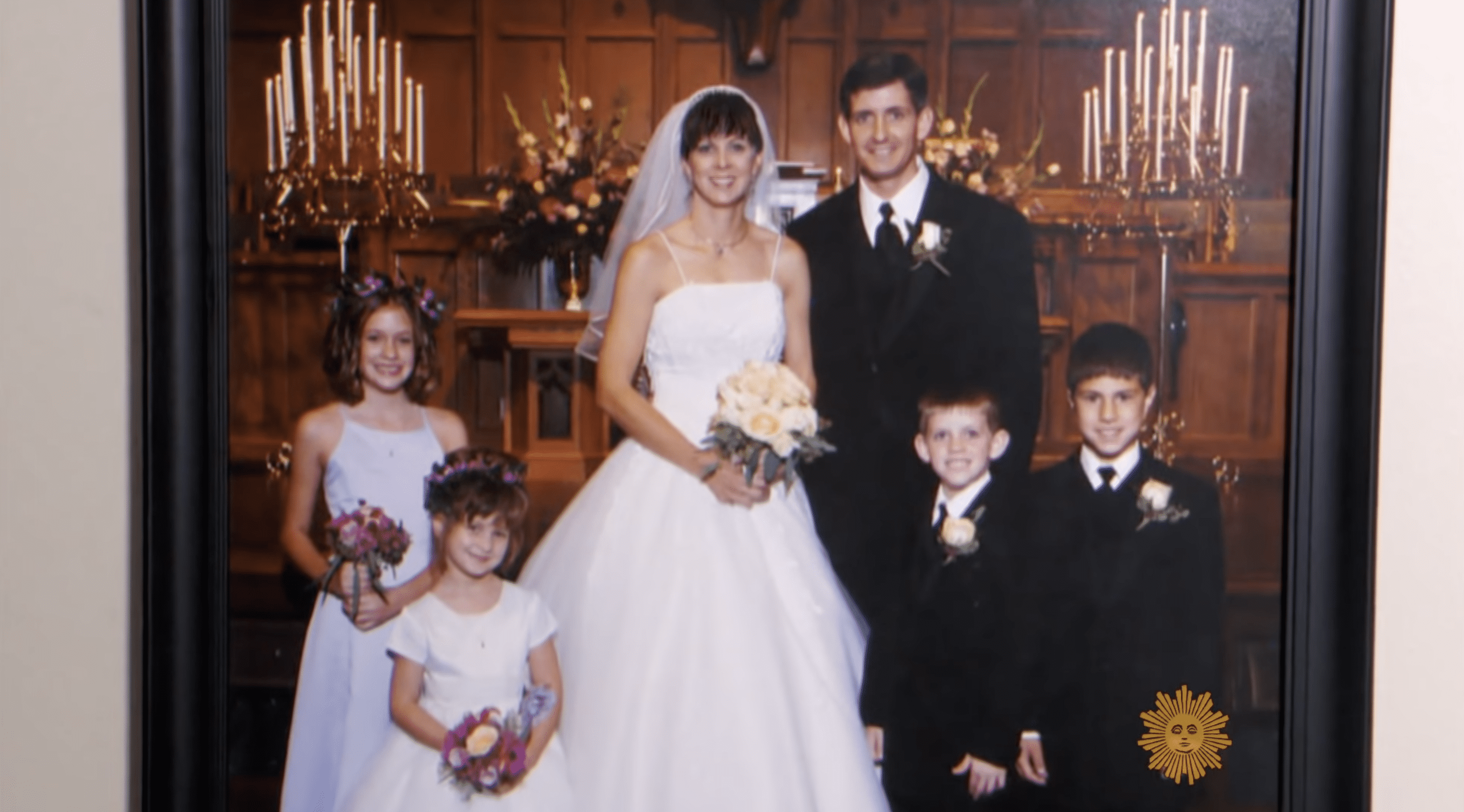 Angela and Jeff Hartung surrounded by their children on their wedding day. | Photo: YouTube.com/CBS Sunday Morning