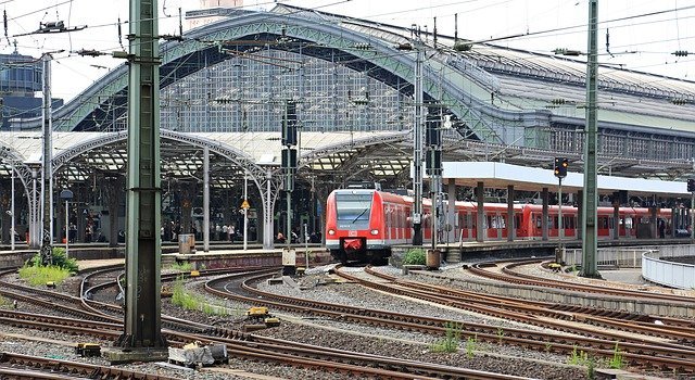Vías de un tren. │ Foto: Pixabay