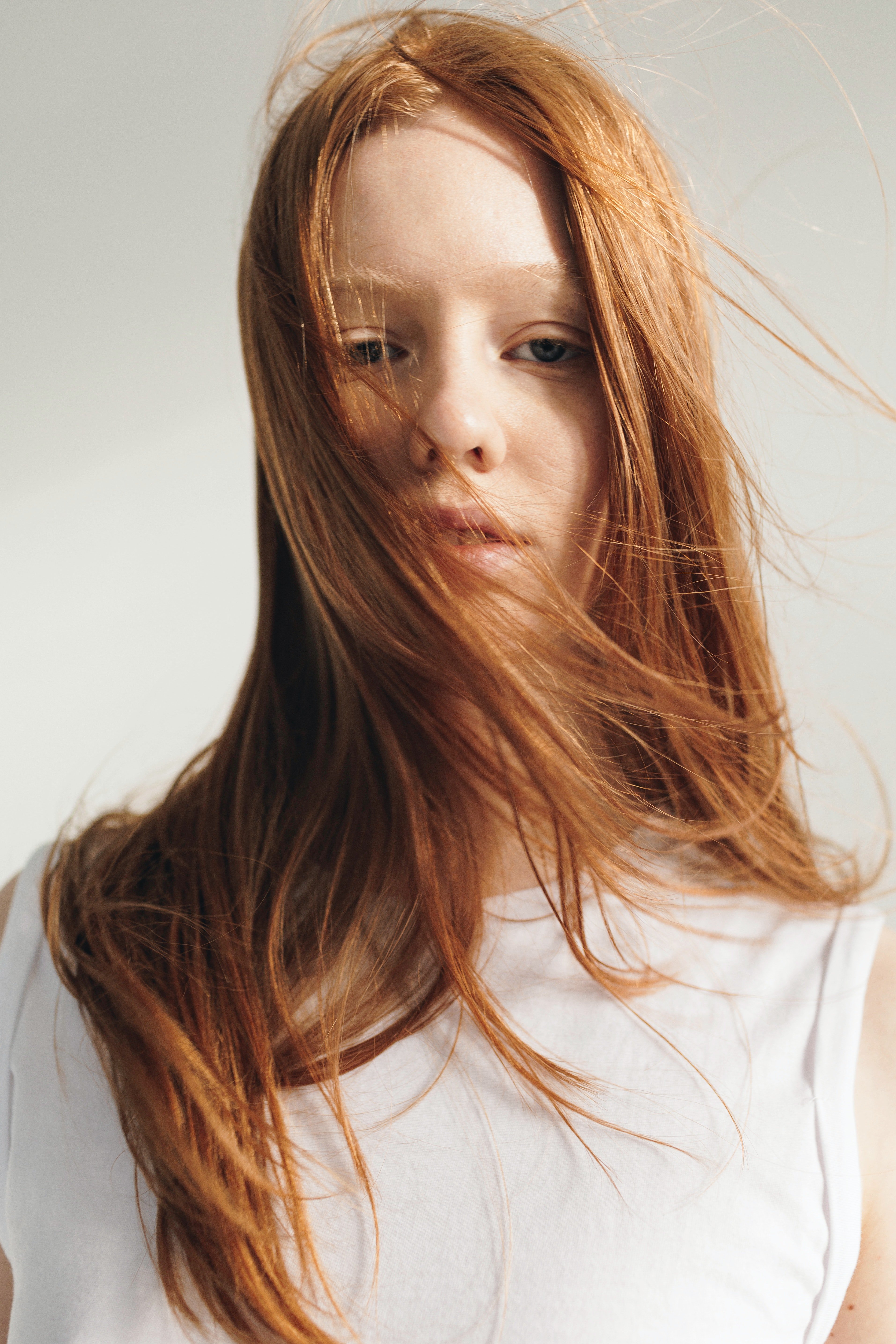 Una adolescente con cabello largo. | Foto: Pexels