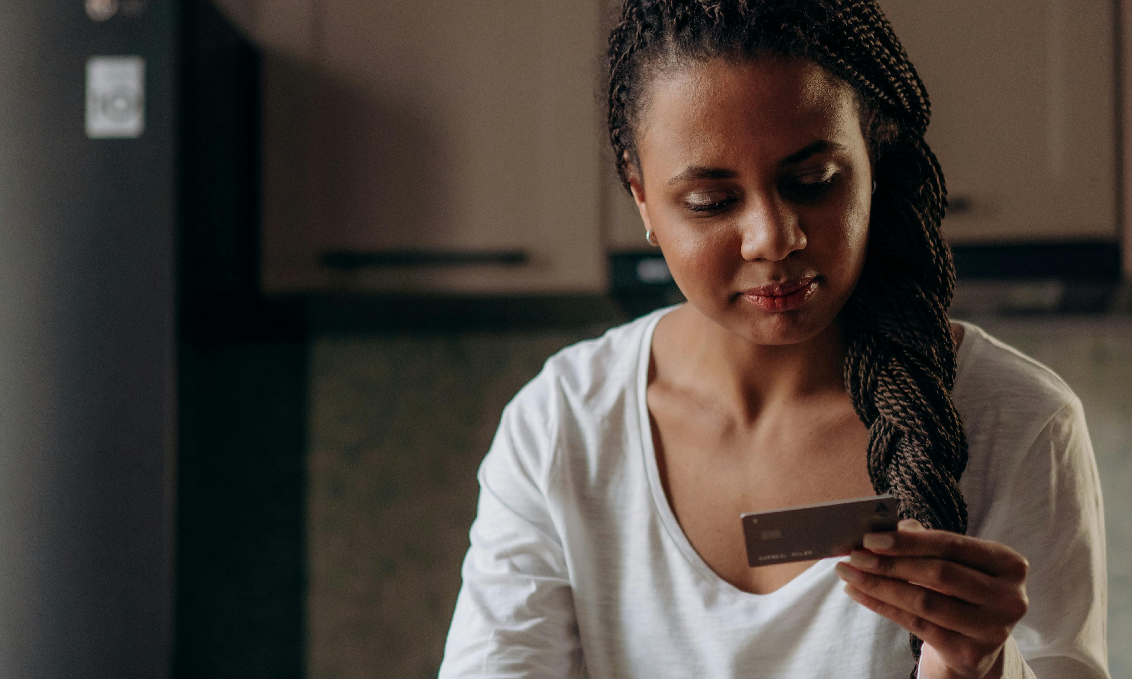 The waitress inspecting Stewarts declined card | Source: Pexels