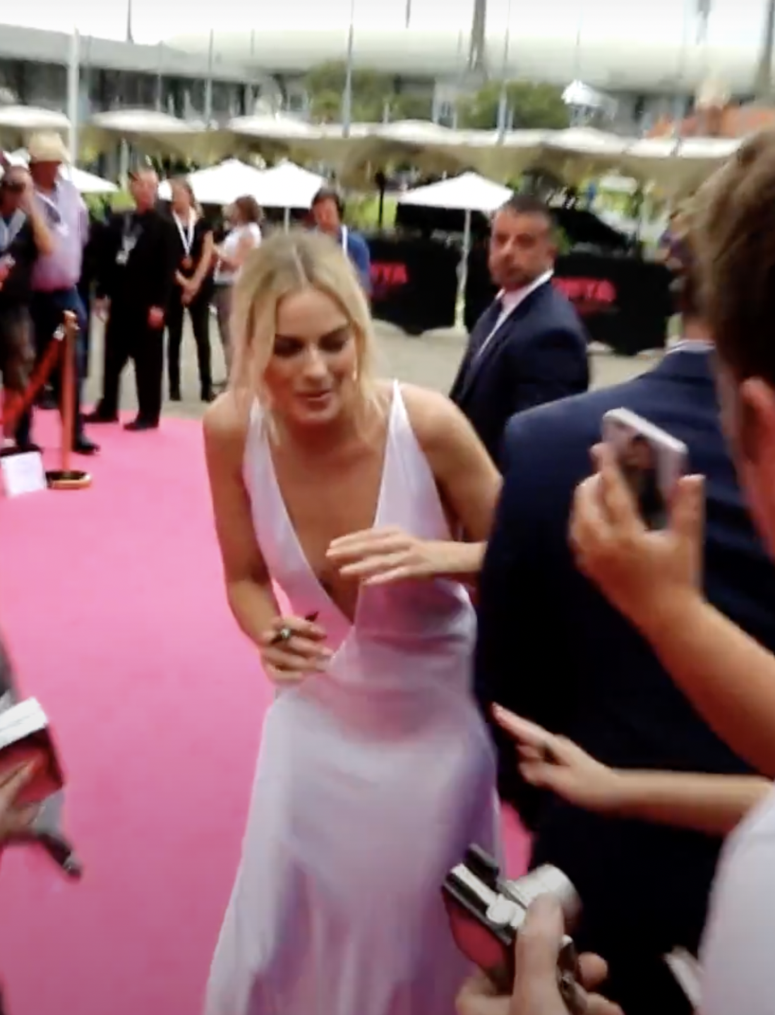 Margot Robbie from a video dated January 27, 2018. | Source: YouTube/TallBoyGareth