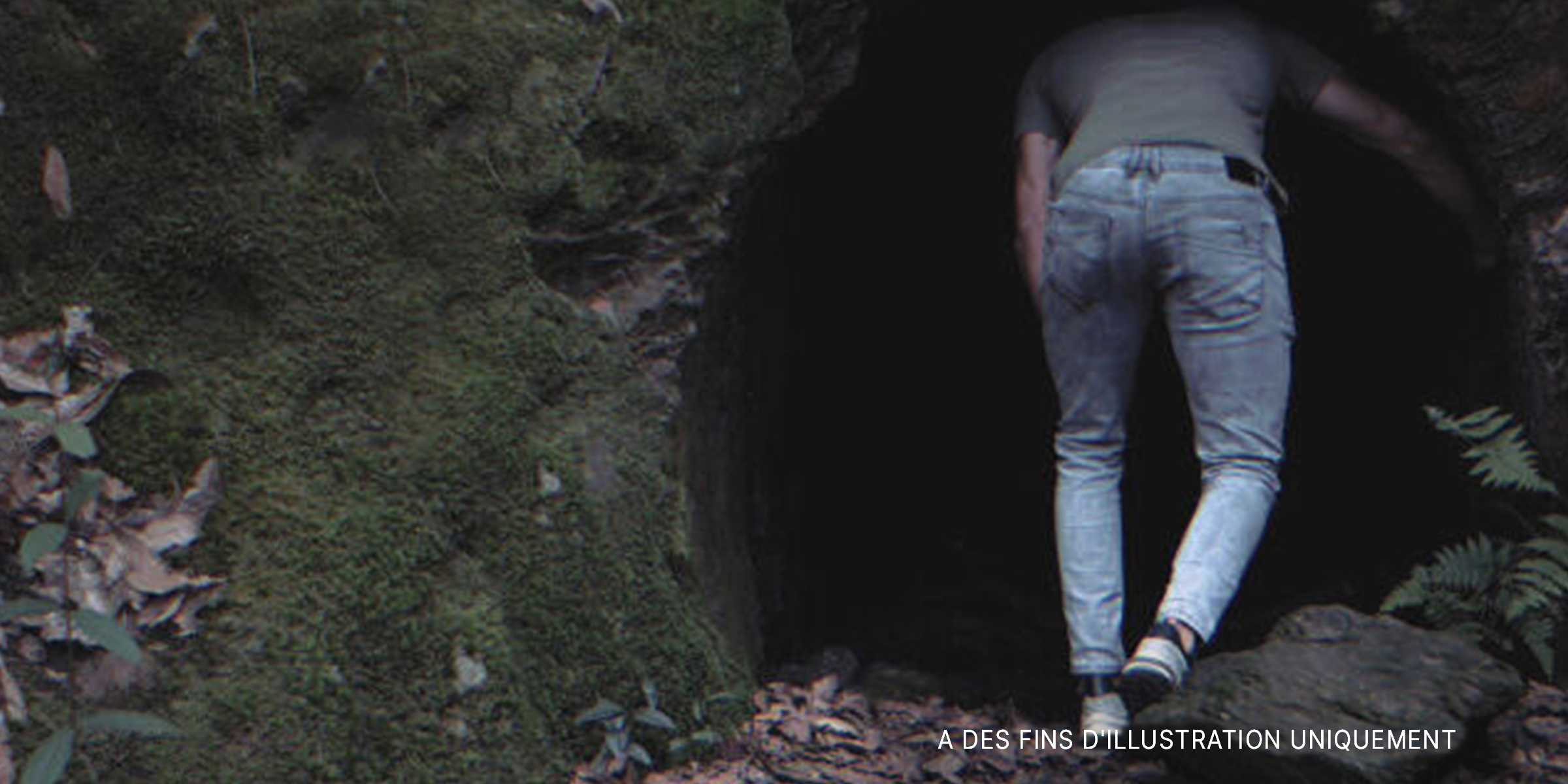 Quelqu'un qui entre dans une grotte. | Source : Shutterstock