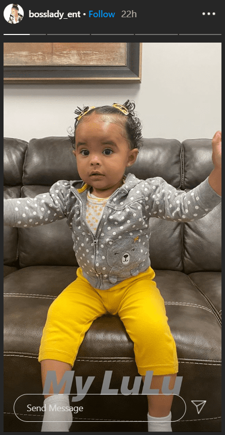 Snoop Dogg's granddaughter Cordoba posing on a couch. | Photo: Instagram/@bosslady_ent 