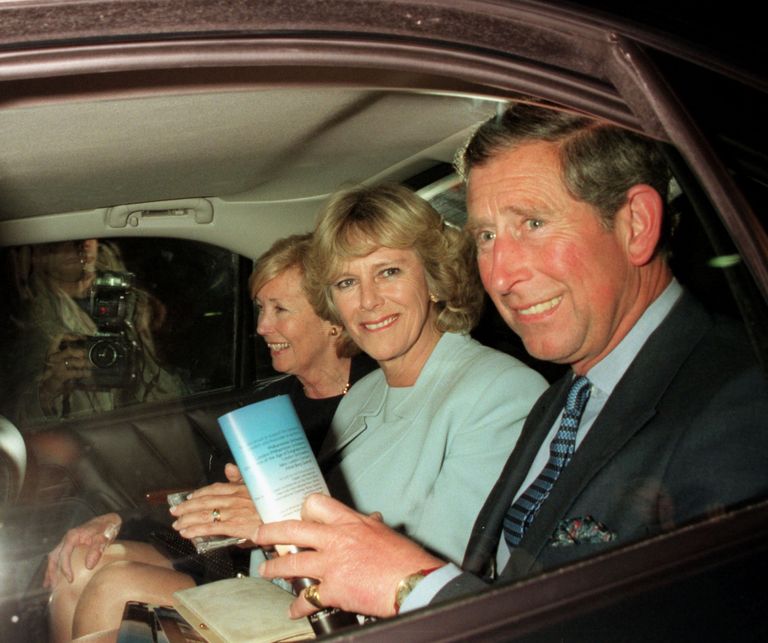Le Prince Charles et Camilla Parker-Bowles photographiés quittant le Royal Festival Hall le 6 mai 1999 à Londres. | Source : Getty Images