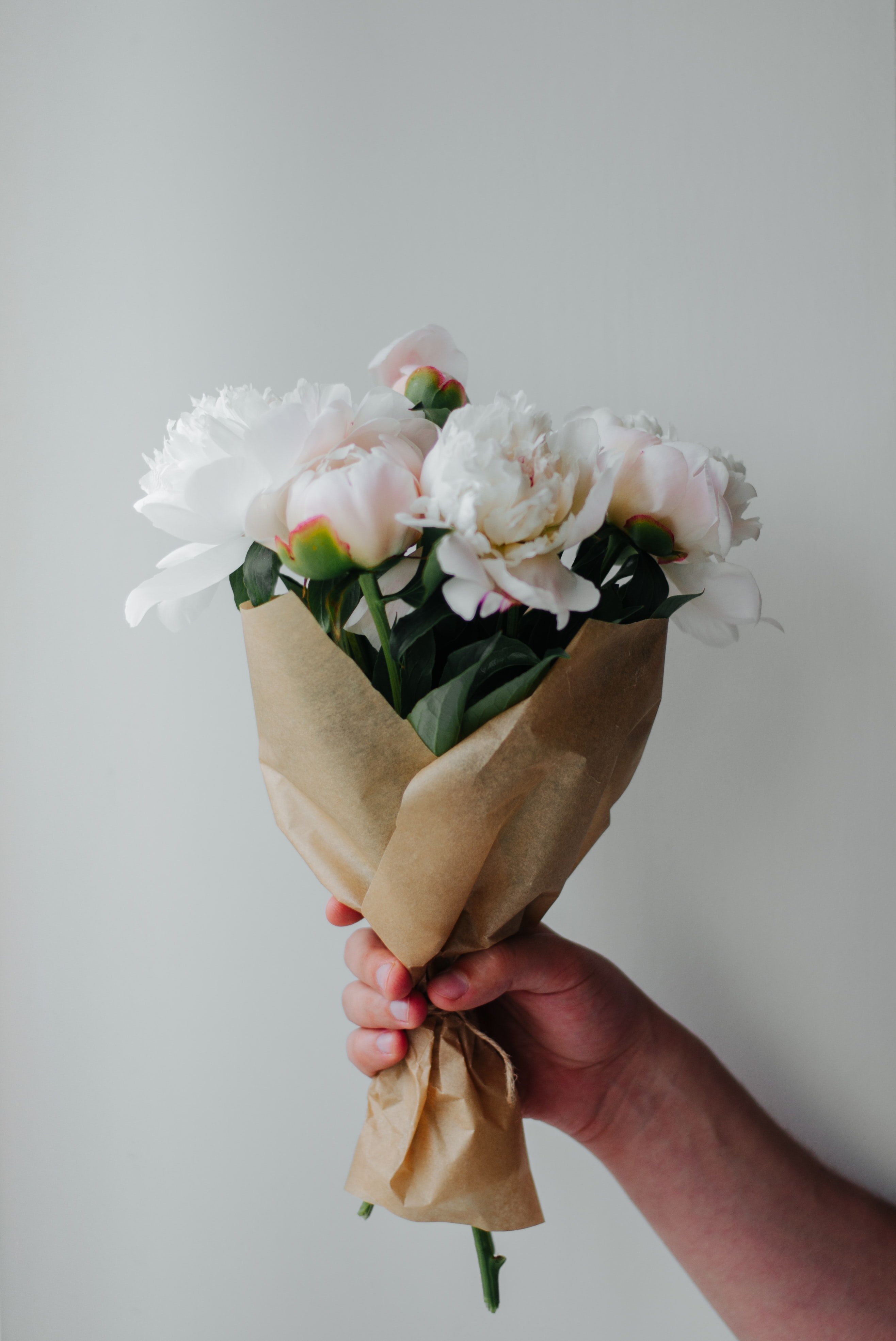 Every day, Hank gives away a bouquet of flowers in honor of his mysterious rescuer. | Source: Unsplash