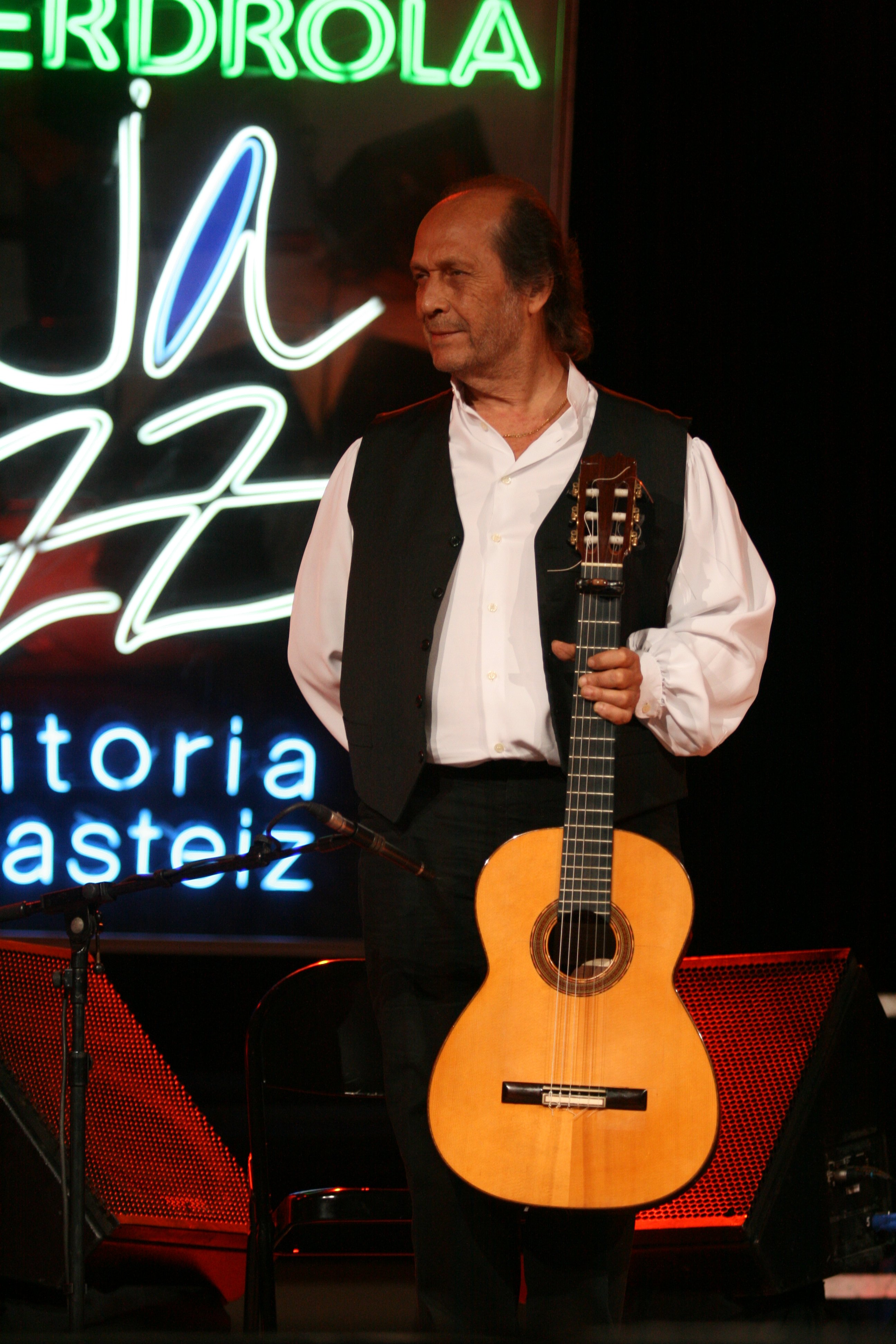 Paco de Lucía en el Festival de Jazz Vito en julio de 2010. | Foto: Alberto Cabello, Paco de Lucia in 2010 2, CC BY 2.0, Wikimedia Commons Images Paco de Lucía en el Festival de Jazz Vito en julio de 2010. | Foto: Alberto Cabello, Paco de Lucia in 2010 2, CC BY 2.0, Wikimedia Commons Images