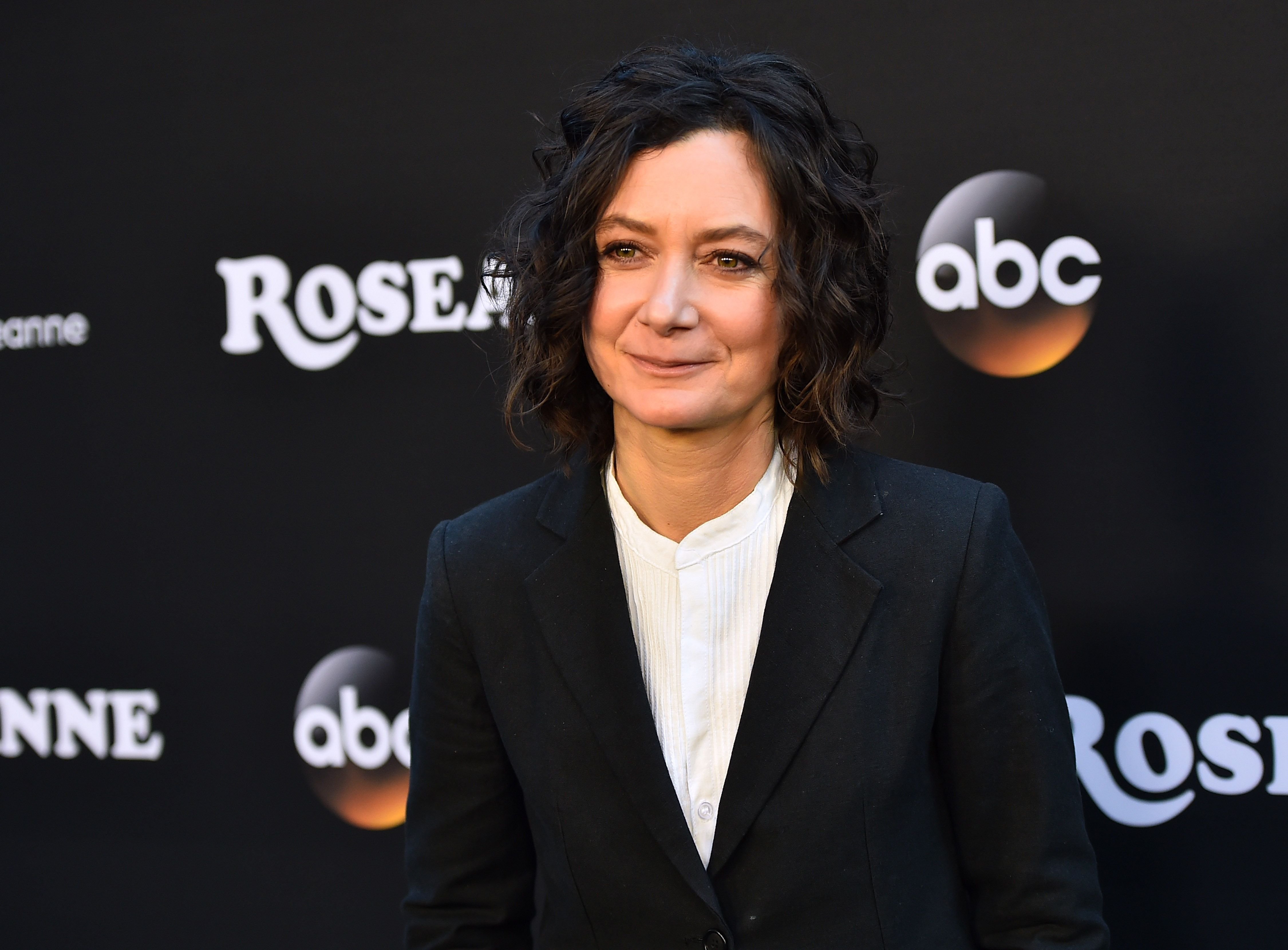 Sara Gilbert at the premiere of ABC's "Roseanne" at Walt Disney Studio Lot on March 23, 2018 | Photo: Getty Images