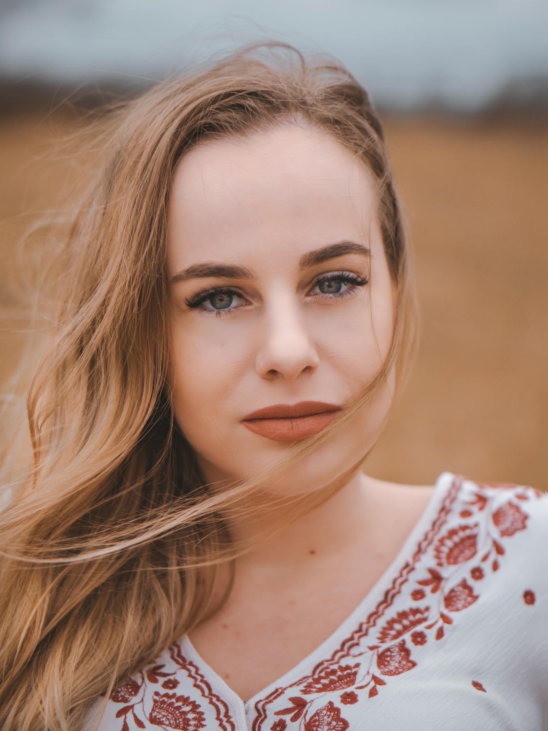 A young woman wearing a white floral top | Source: Pexels