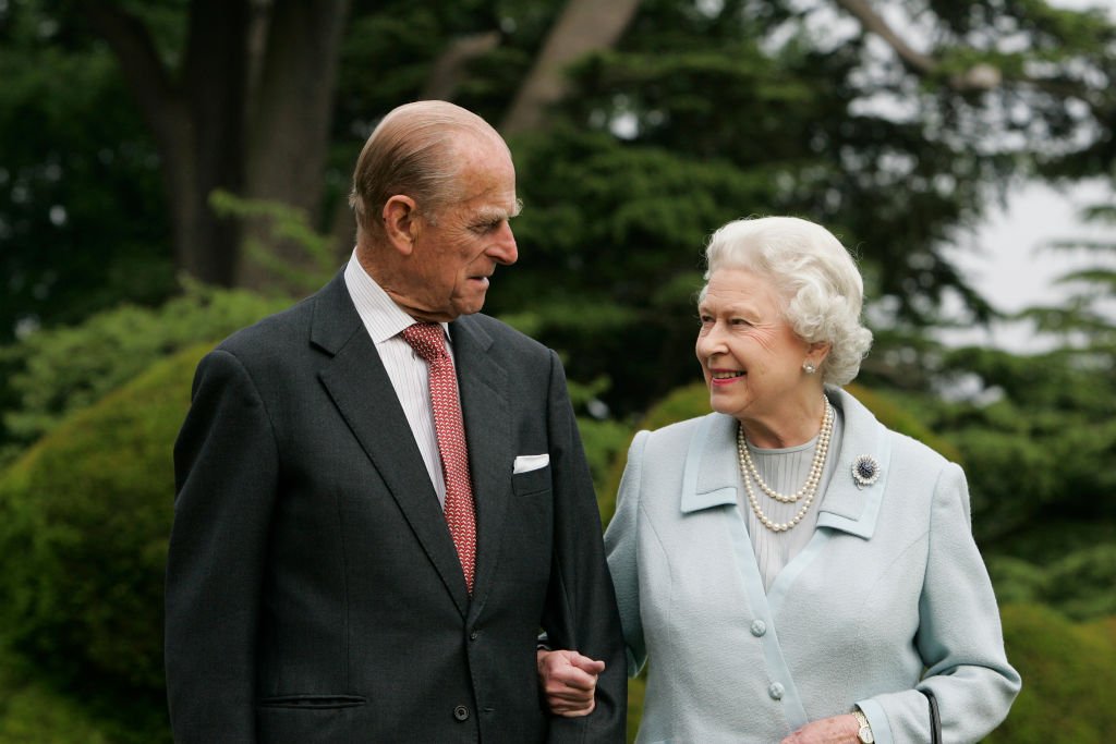 Philip et Elisabeth II marchant côte à côte | photo : Getty Images