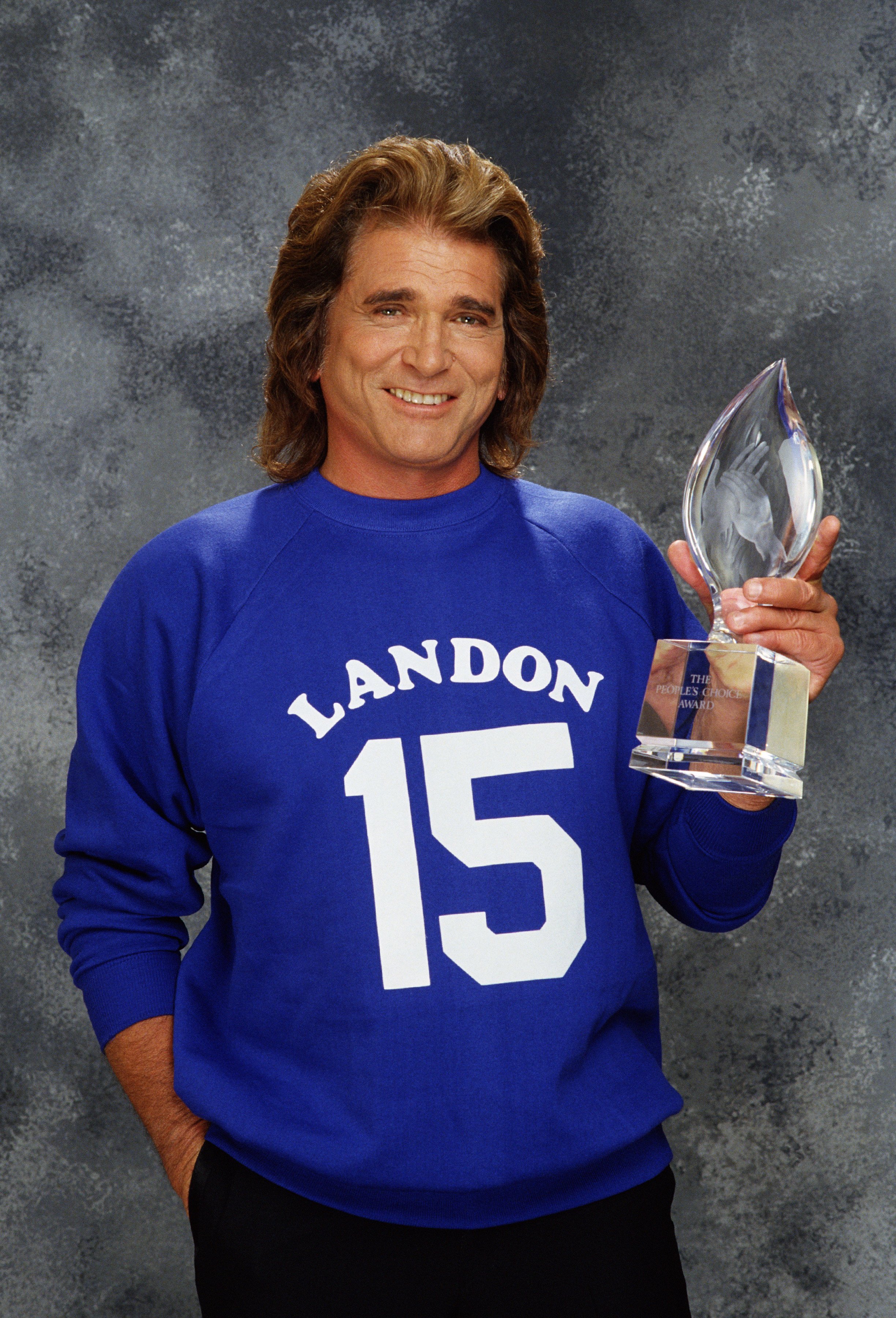 Michael Landon poses with the People's Choice Award during a 1989 Beverly Hills, California, photo portrait session | Photo: GettyImages