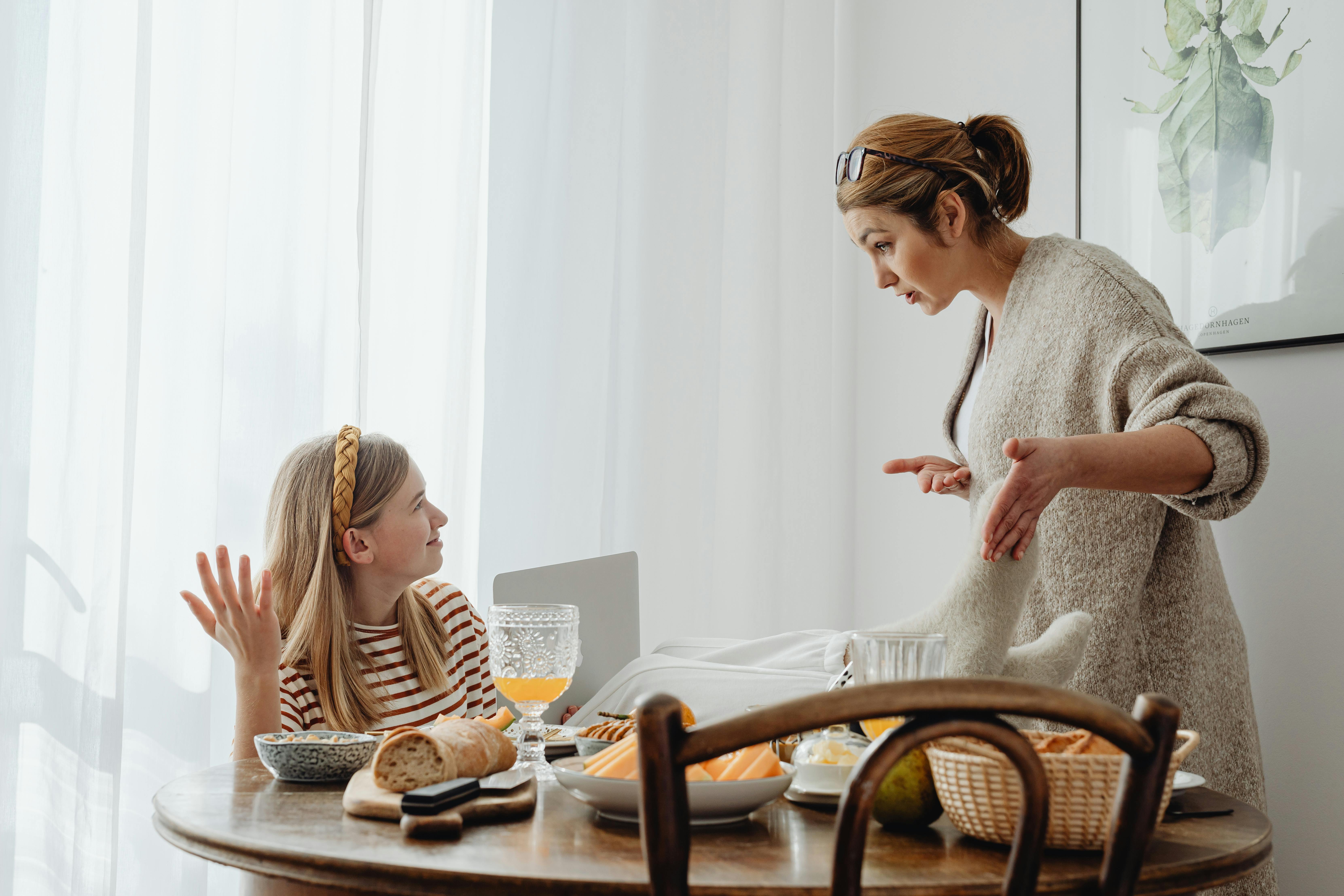 Mother and daughter arguing | Source: Pexels