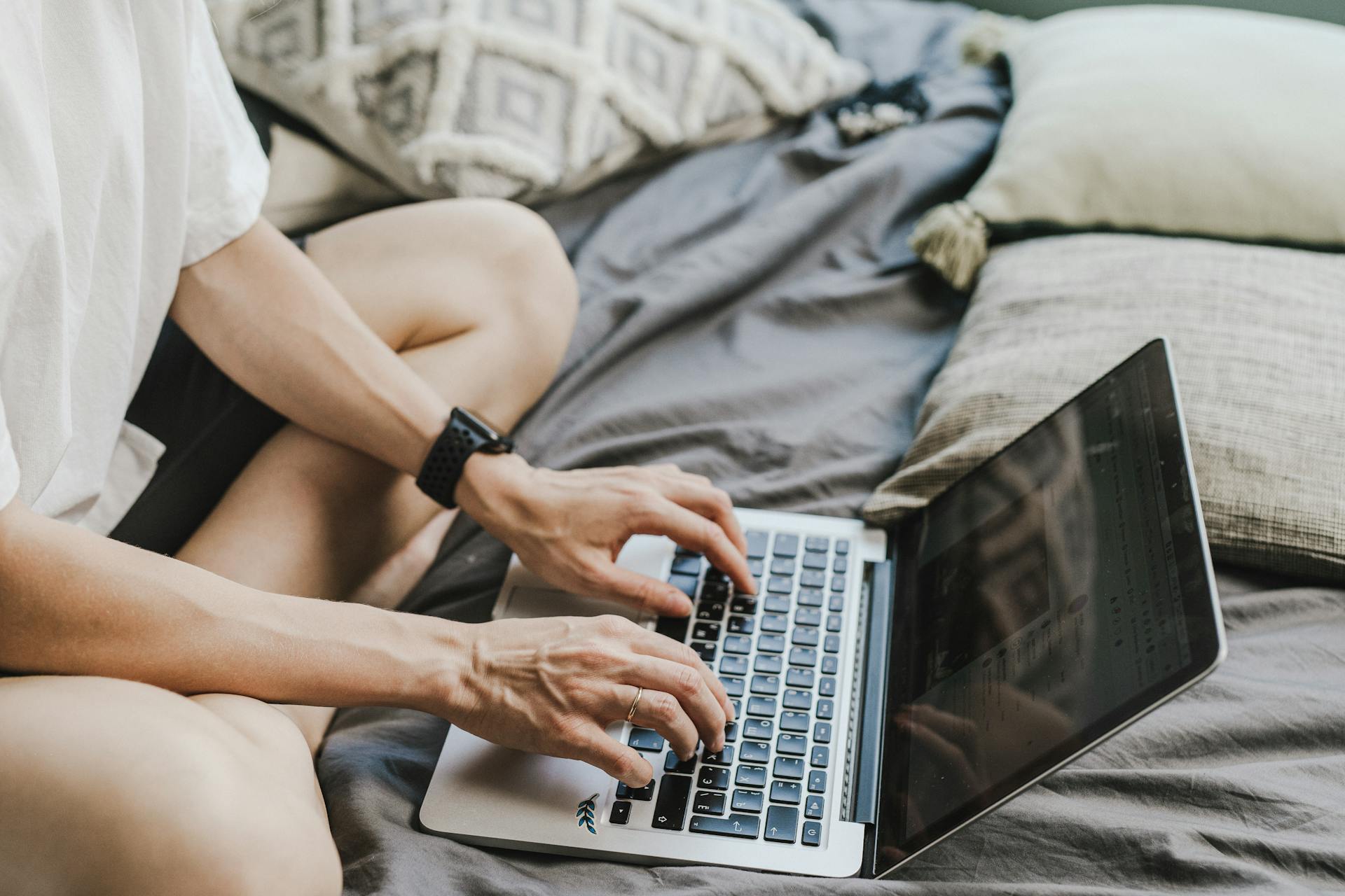 Nora recalls seeing Vincent typing his password on his laptop | Source: Pexels