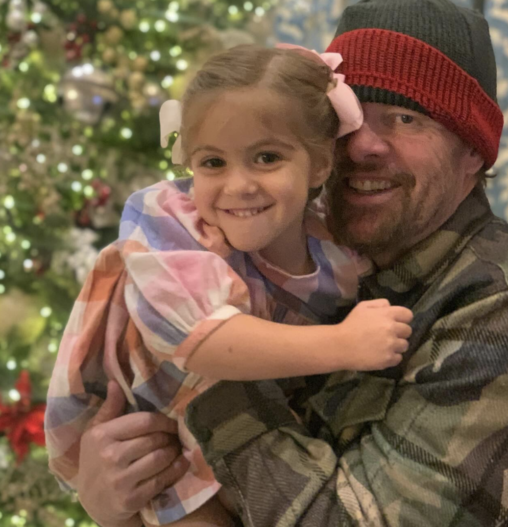 Toby Keith and his granddaughter posing for a picture, posted on February 10, 2024 | Source: Instagram.com/krystalkeith/