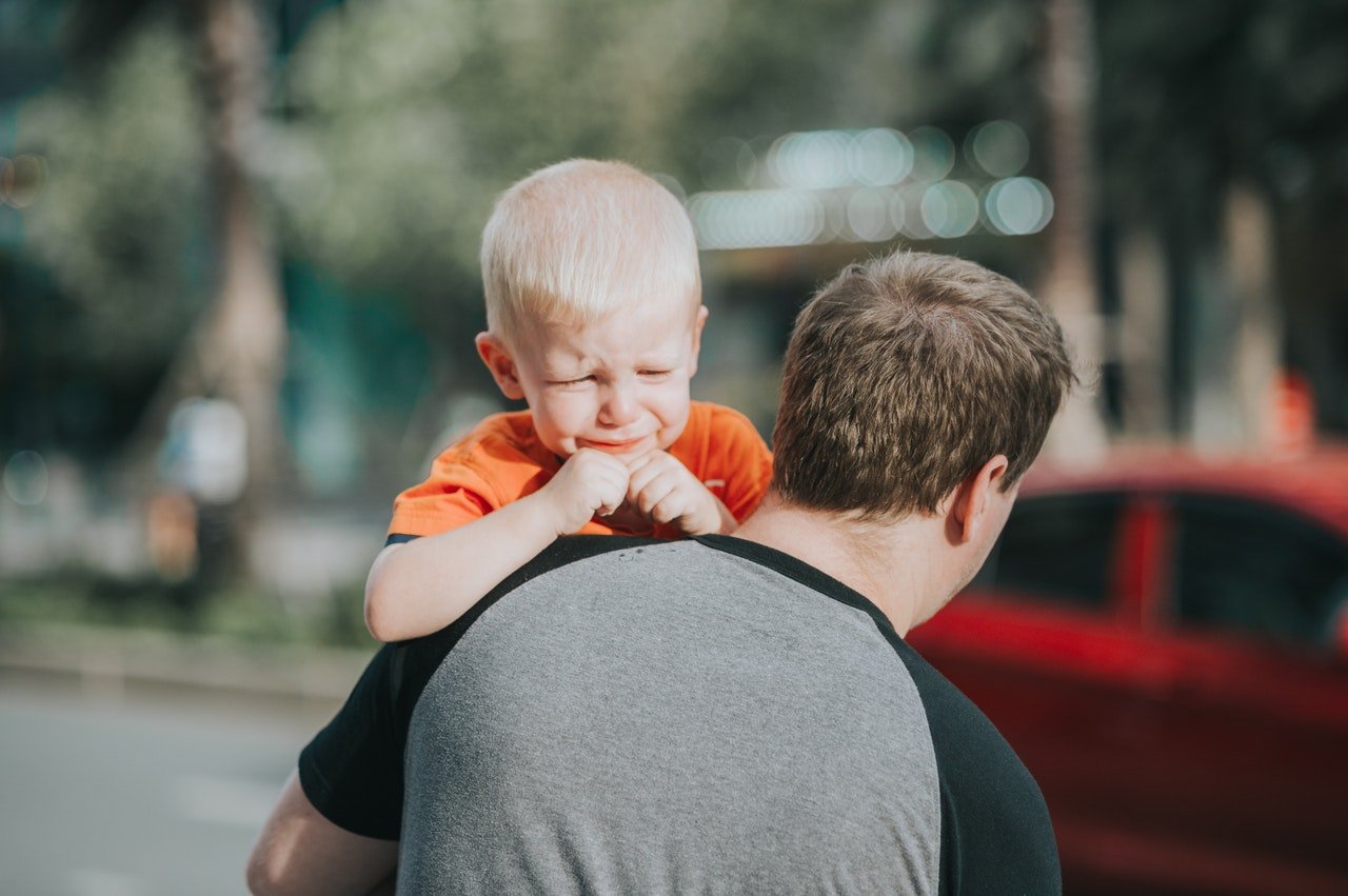 The child was crying after getting himself hurt | Source: Pexels