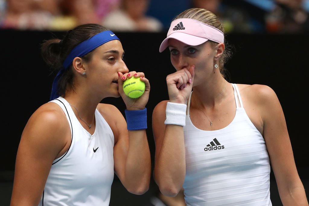 Caroline Garcia et Kristina Mladenovic parlent de tactique dans le match de double contre Ash Barty et Sam Stosur, d'Australie, lors de la finale de la Fed Cup 2019 au RAC Arena le 10 novembre 2019 à Perth, Australie. | Photo : Getty Images