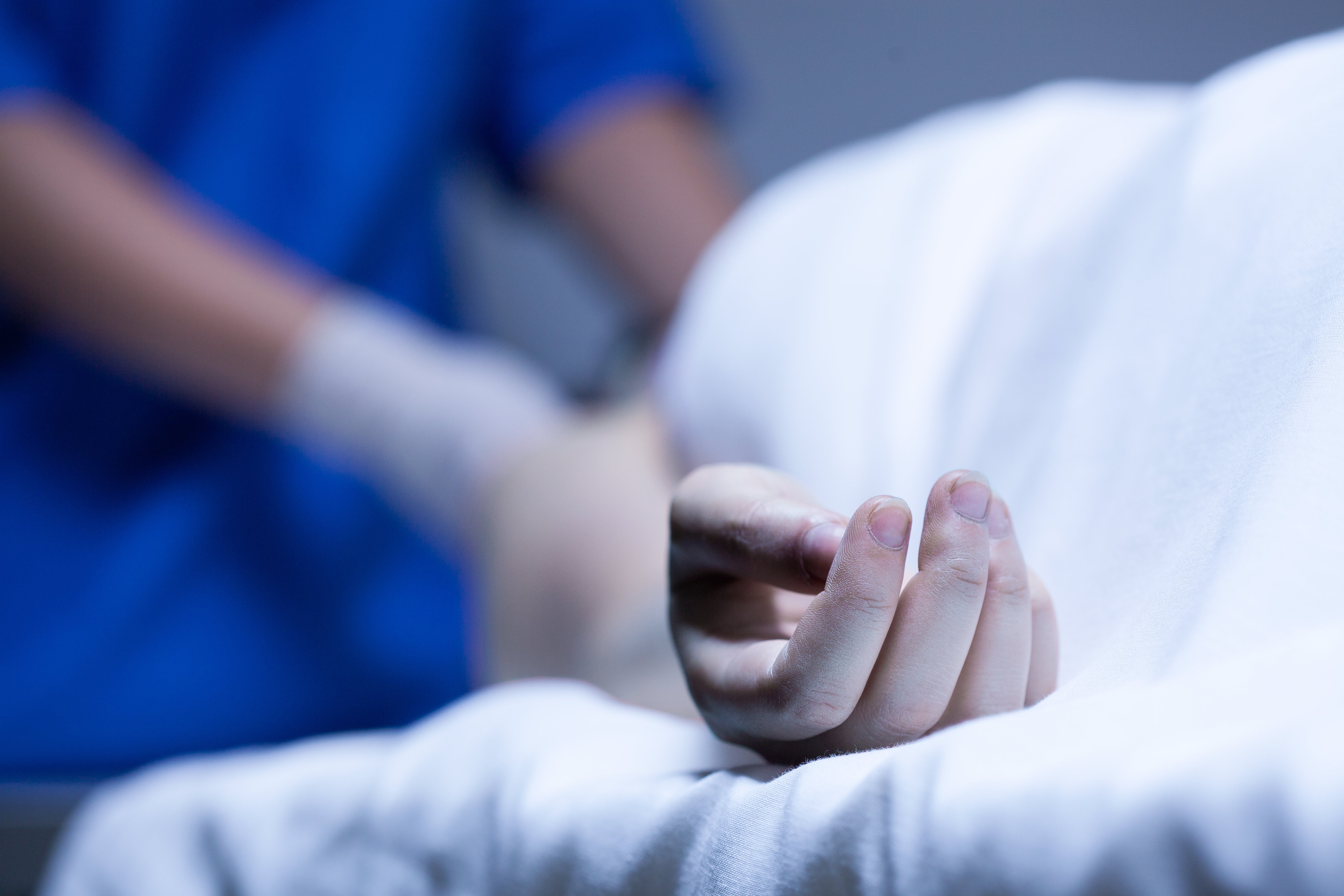 Enfermera atiende a paciente en hospital. | Foto: Shutterstock