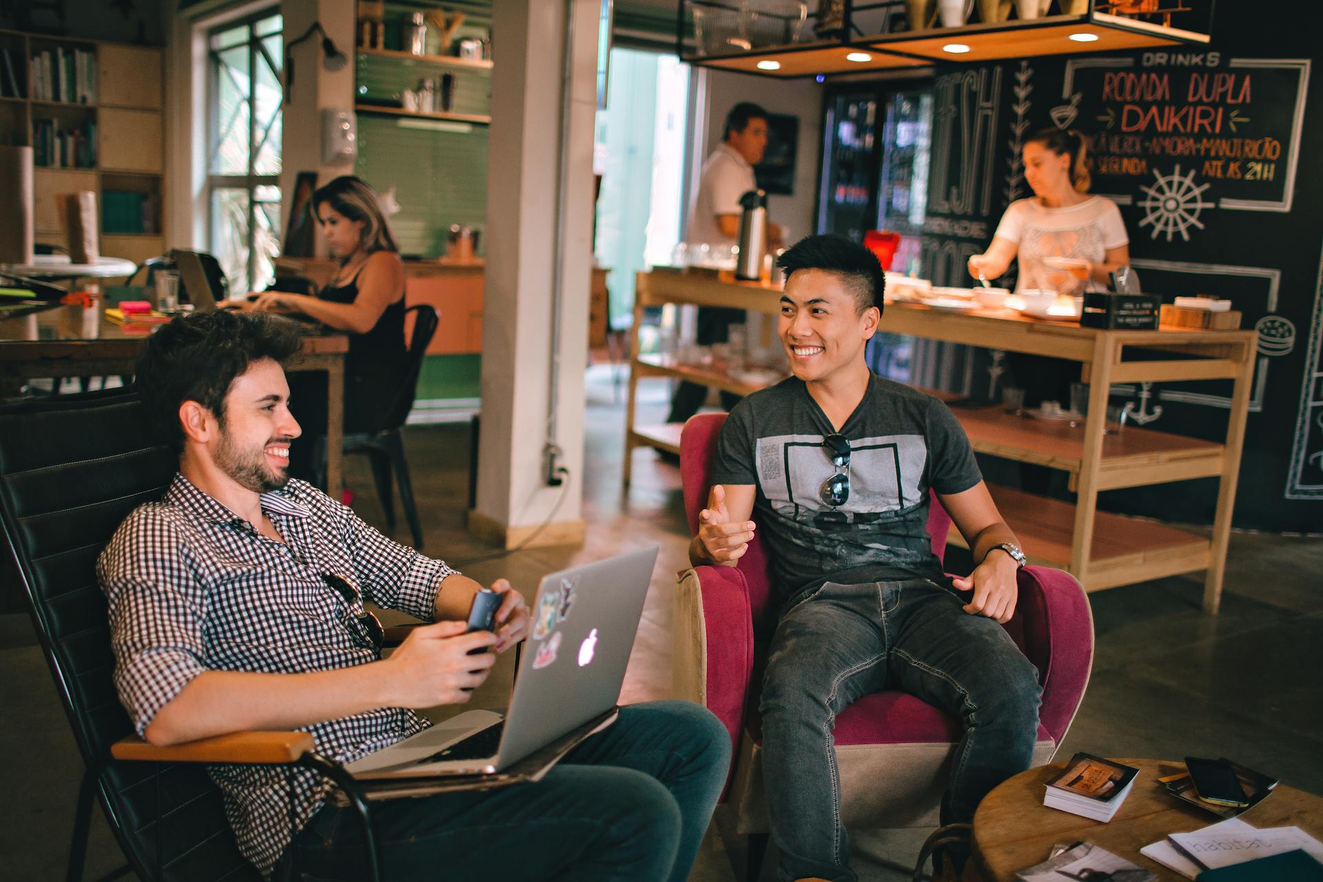 Two men sitting and talking | Source: Pexels