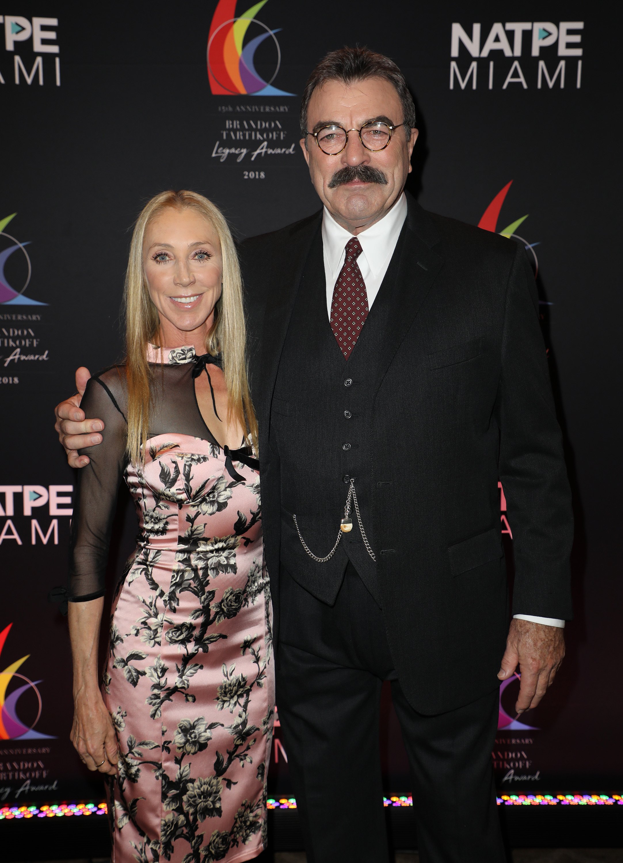 Jillie Mack y Tom Selleck en los Brandon Tartikoff Legacy Awards en NATPE, el 17 de enero de 2018 en Miami Beach, Florida. | Foto: Getty Images