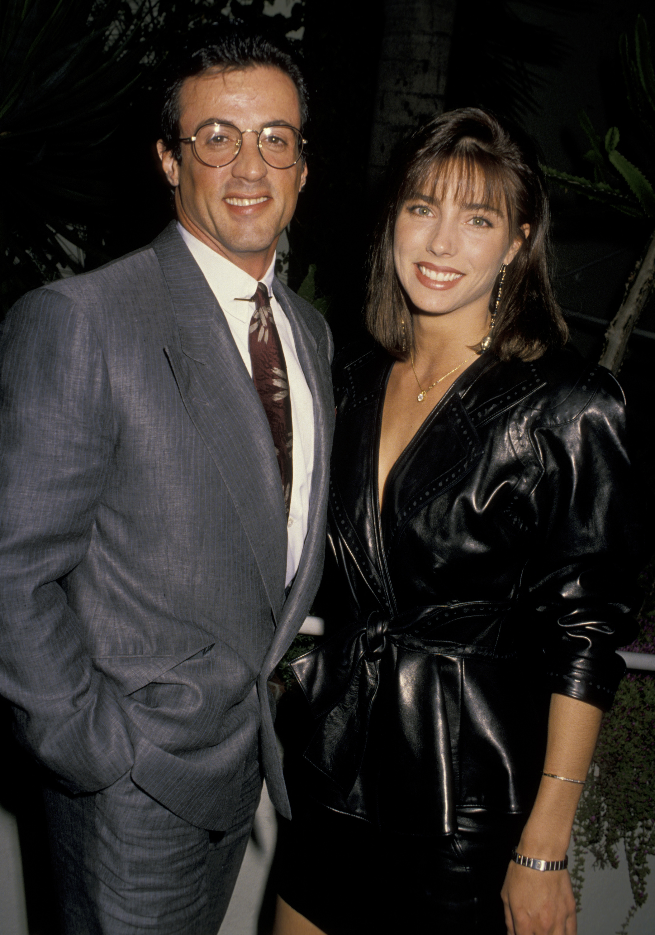 Sylvester Stallone con Jennifer Flavin en 1990 en el restaurante Spago's de Hollywood, California | Foto: Getty Images