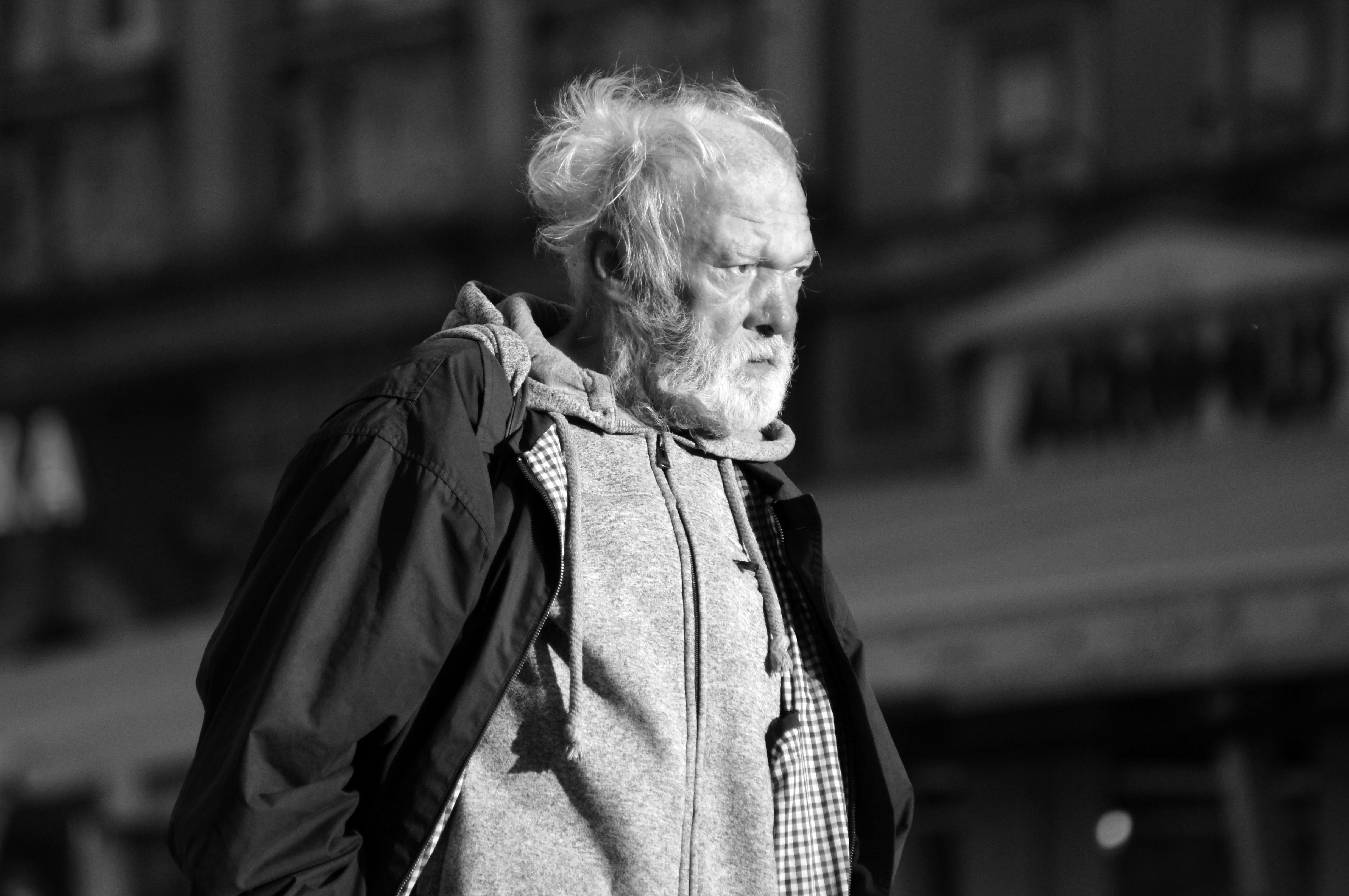 Elderly man walking | Source: Pexels