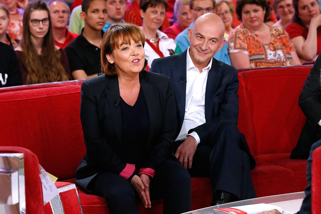Les journalistes Nathalie Saint-Cricq et François Lenglet présentent le talk-show "Des paroles et des actes", qu'ils animent avec l'invité principal de l'émission David Pujadas, lors du Vivement Dimanche au Pavillon Gabriel le 2 juin 2015 à Paris, France. | Photo : Getty Images