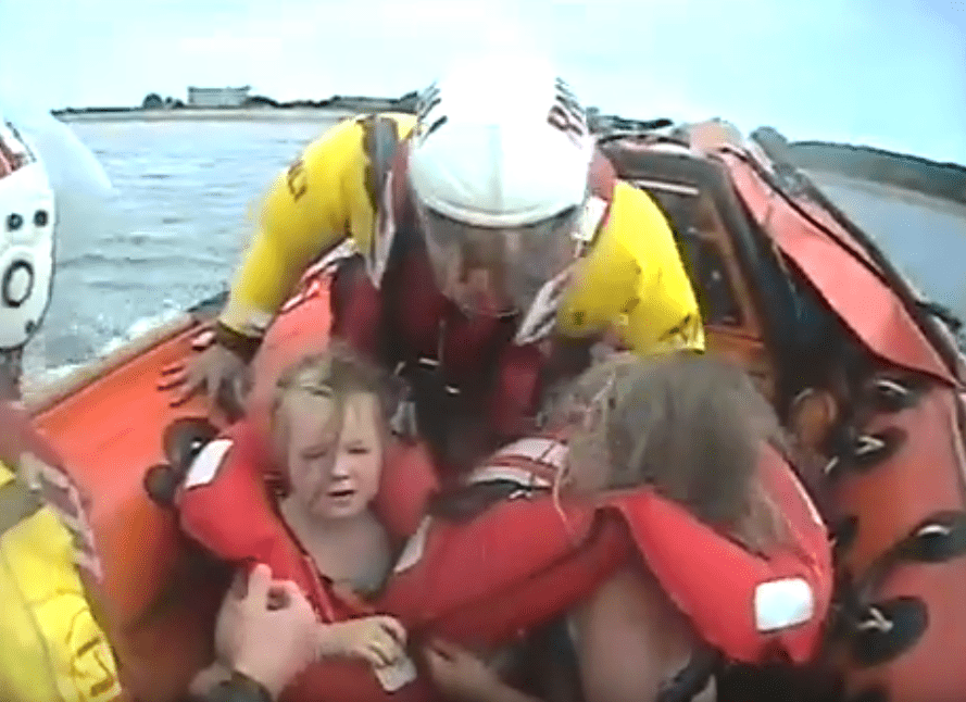 Rescate de las pequeñas que fueron arrastradas en un cisne inflable hacia altamar por el viento en Minehead, Reino Unido. | Fuente: YouTube/FN TechRoom