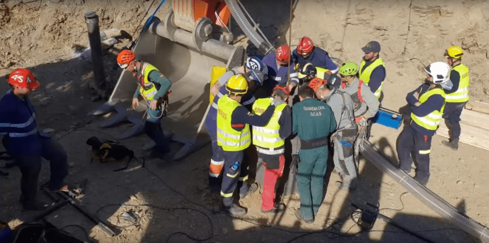 Rescatistas realizando trabajos para sacar a Julen del pozo en Totalán, España. | Imagen: YouTube/Videos Virales