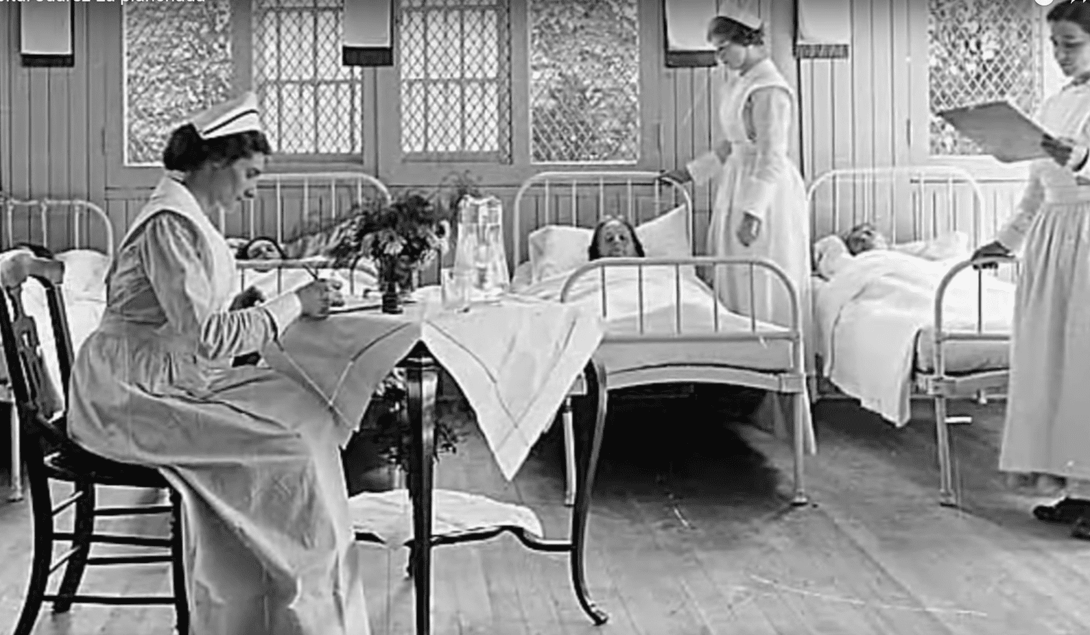 Pacientes en sus camas atendidos por varias enfermeras. | Imagen: YouTube/Etzen Espanto Pacientes en sus camas atendidos por varias enfermeras. | Imagen: YouTube/Etzen Espanto