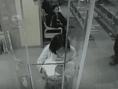Vidéo de surveillance de la mère de Jessica à l'hôpital de Liverpool à Sydney, en Australie. | Source : Une affaire d'actualité / YouTube