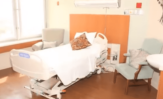 Imagen de una habitación del hospicio de la Universidad de Miami. | Imagen: YouTube/Ventaneando